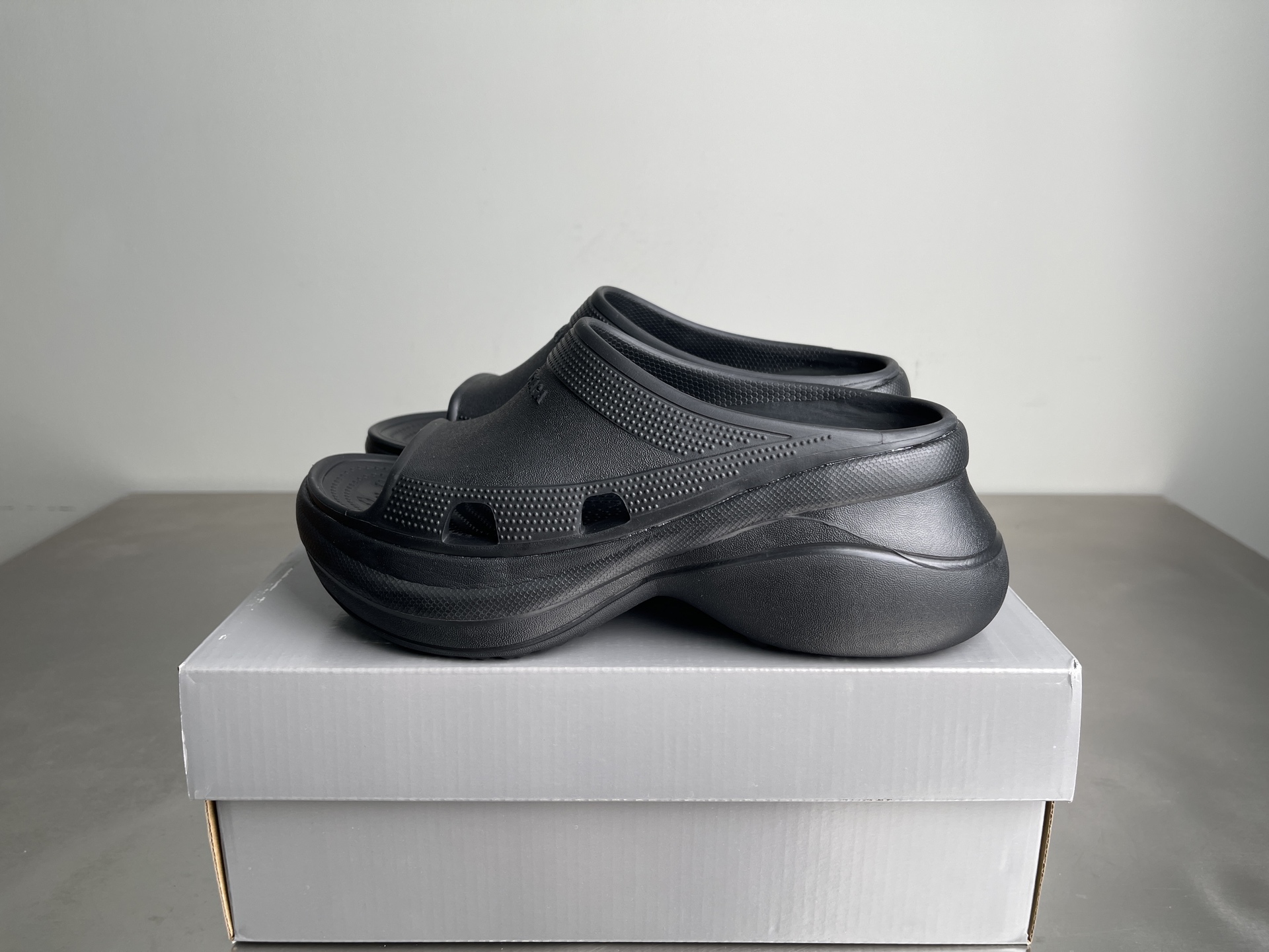 NO:871434,Balenciaga Balenciaga Crocs Pool thick-soled slip-ons, fashionable slippers, women's size 36-40, slippers, balenciaga, balenciaga, slippers19860909Balenciaga巴黎世家 Crocs Pool 厚底套脚 时尚凉拖 女款 尺码36-40,拖鞋,balenciaga,balenciaga,slippers,Women's Shoes