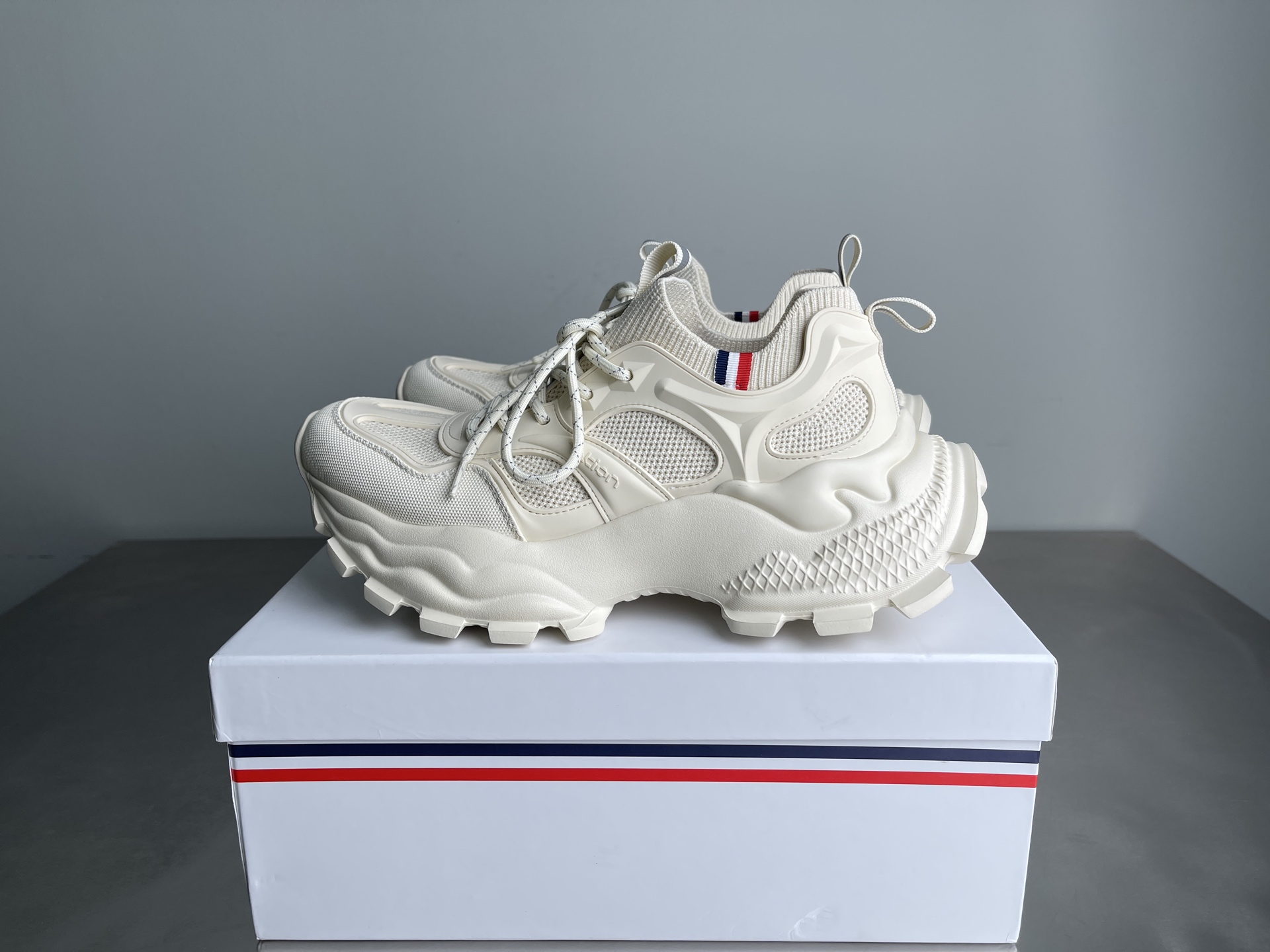 NO:828726,Moncler thick-soled dad shoes have a wavy outsole + mesh splicing design, focusing on heightening and trendy wear!  Size 39-44 (38 45 customized),,Moncler19860909Moncler盟可睐 厚底老爹鞋 波浪形大底+网面拼接设计,主打增高和潮流穿搭！ 尺码39-44（38 45定做）,,Moncler,Men's shoes