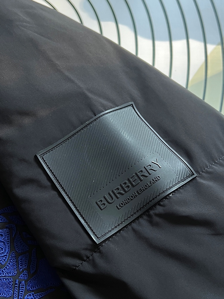 Burberry Mode
 Kleding Bontmantel Borduurwerk Mannen Wintercollectie Bovenzijde met capuchon