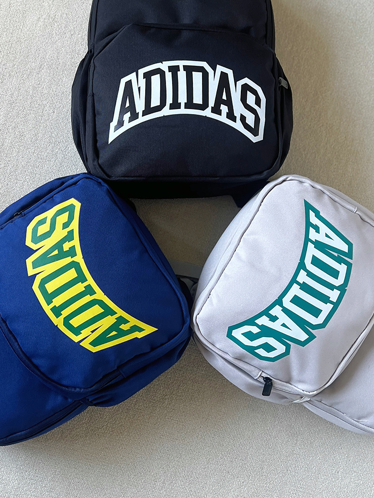 💰140包邮 报单款号08011。
暴躁来袭,纯原订单。adidas Originals双肩包秋季书包电脑包旅游包。
它的每一个细节可以看出设计师是一个对生活极其热爱的人,
它能把生活中所能运用的元素都加之在包体里。
可调式肩带搭配缓震肩带,
可更好的分算力的作用,
再装重物的时候,肩膀不会有勒肩的感觉,
根据人体力学设计了背负,
在使用过程中不会有闷热,后压等不适感,
包体打开后。
双肩包可铺平打开
方便拿取必需品
正面多个拉链口袋,令小物件触手可及
耐用挂环,便于添加更多配件
内置套袋可收纳15英寸笔记本电脑
储物空间远远超过官方标注的的容量,
平时短途,完全可以容纳所有随身携带的物品!
作为孩子的书包也是完全可以。
绝对是让人眼前一亮,不负厚望,
不管是从面料配件上,还是力学设计上,
无一处不在考虑使用者感受!
这款男女通用的双肩背包也是极具有人性化的设计。
大容量超实用。
黑色,灰色,蓝色 3个颜色
容量大约22L
尺寸:42*29*12