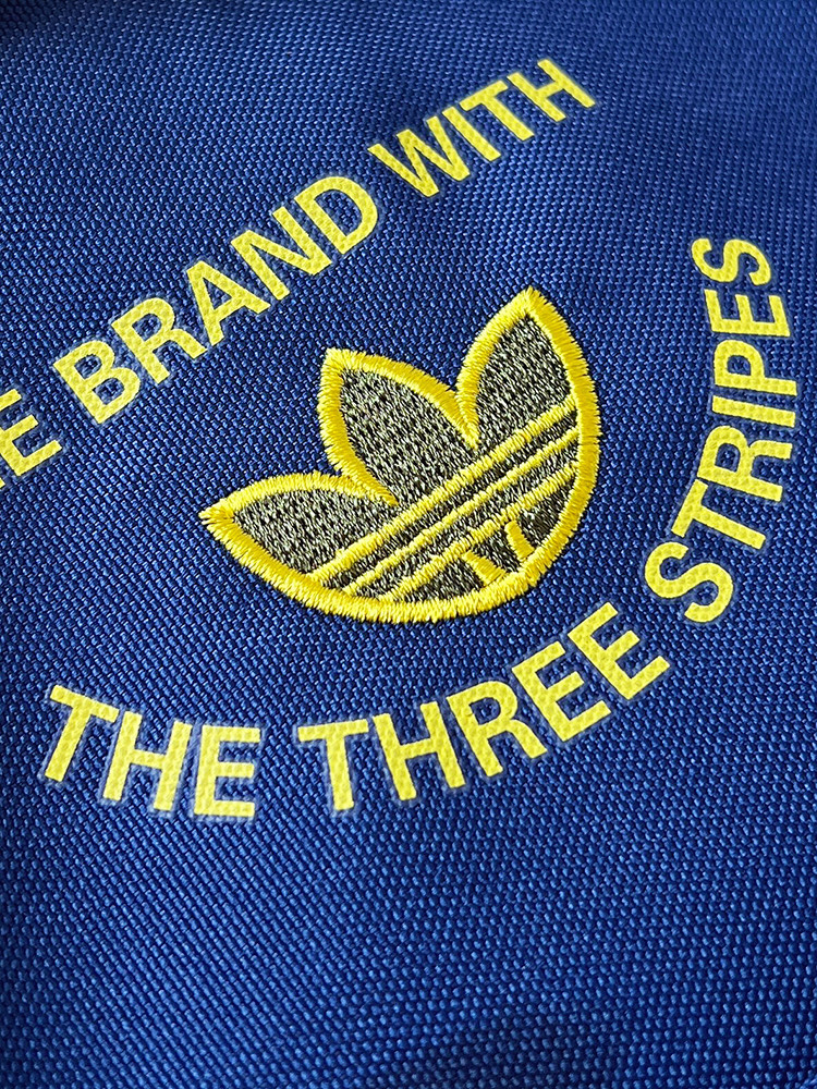 💰140包邮 报单款号08011。
暴躁来袭,纯原订单。adidas Originals双肩包秋季书包电脑包旅游包。
它的每一个细节可以看出设计师是一个对生活极其热爱的人,
它能把生活中所能运用的元素都加之在包体里。
可调式肩带搭配缓震肩带,
可更好的分算力的作用,
再装重物的时候,肩膀不会有勒肩的感觉,
根据人体力学设计了背负,
在使用过程中不会有闷热,后压等不适感,
包体打开后。
双肩包可铺平打开
方便拿取必需品
正面多个拉链口袋,令小物件触手可及
耐用挂环,便于添加更多配件
内置套袋可收纳15英寸笔记本电脑
储物空间远远超过官方标注的的容量,
平时短途,完全可以容纳所有随身携带的物品!
作为孩子的书包也是完全可以。
绝对是让人眼前一亮,不负厚望,
不管是从面料配件上,还是力学设计上,
无一处不在考虑使用者感受!
这款男女通用的双肩背包也是极具有人性化的设计。
大容量超实用。
黑色,灰色,蓝色 3个颜色
容量大约22L
尺寸:42*29*12