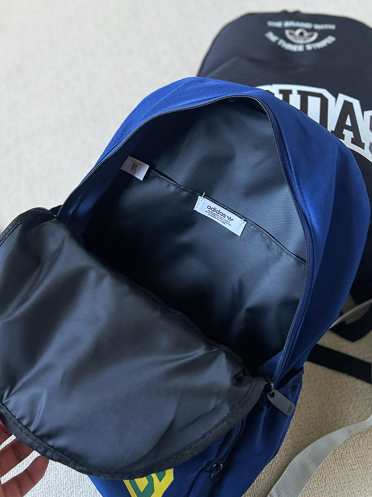 💰140包邮 报单款号08011。
暴躁来袭,纯原订单。adidas Originals双肩包秋季书包电脑包旅游包。
它的每一个细节可以看出设计师是一个对生活极其热爱的人,
它能把生活中所能运用的元素都加之在包体里。
可调式肩带搭配缓震肩带,
可更好的分算力的作用,
再装重物的时候,肩膀不会有勒肩的感觉,
根据人体力学设计了背负,
在使用过程中不会有闷热,后压等不适感,
包体打开后。
双肩包可铺平打开
方便拿取必需品
正面多个拉链口袋,令小物件触手可及
耐用挂环,便于添加更多配件
内置套袋可收纳15英寸笔记本电脑
储物空间远远超过官方标注的的容量,
平时短途,完全可以容纳所有随身携带的物品!
作为孩子的书包也是完全可以。
绝对是让人眼前一亮,不负厚望,
不管是从面料配件上,还是力学设计上,
无一处不在考虑使用者感受!
这款男女通用的双肩背包也是极具有人性化的设计。
大容量超实用。
黑色,灰色,蓝色 3个颜色
容量大约22L
尺寸:42*29*12