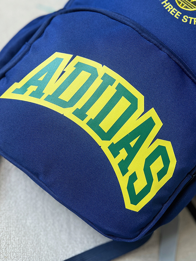 💰140包邮 报单款号08011。
暴躁来袭,纯原订单。adidas Originals双肩包秋季书包电脑包旅游包。
它的每一个细节可以看出设计师是一个对生活极其热爱的人,
它能把生活中所能运用的元素都加之在包体里。
可调式肩带搭配缓震肩带,
可更好的分算力的作用,
再装重物的时候,肩膀不会有勒肩的感觉,
根据人体力学设计了背负,
在使用过程中不会有闷热,后压等不适感,
包体打开后。
双肩包可铺平打开
方便拿取必需品
正面多个拉链口袋,令小物件触手可及
耐用挂环,便于添加更多配件
内置套袋可收纳15英寸笔记本电脑
储物空间远远超过官方标注的的容量,
平时短途,完全可以容纳所有随身携带的物品!
作为孩子的书包也是完全可以。
绝对是让人眼前一亮,不负厚望,
不管是从面料配件上,还是力学设计上,
无一处不在考虑使用者感受!
这款男女通用的双肩背包也是极具有人性化的设计。
大容量超实用。
黑色,灰色,蓝色 3个颜色
容量大约22L
尺寸:42*29*12