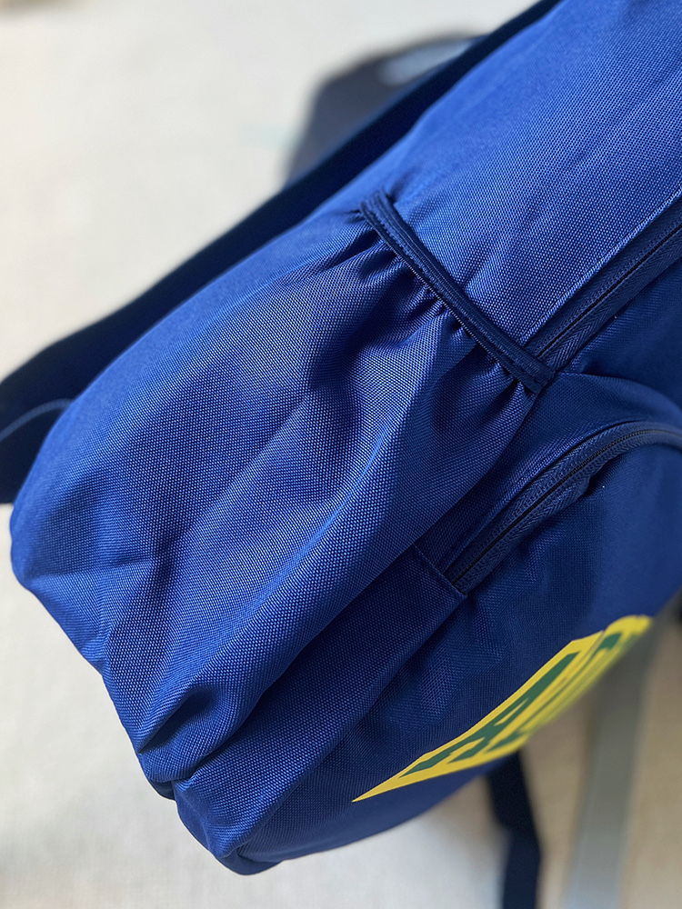💰140包邮 报单款号08011。
暴躁来袭,纯原订单。adidas Originals双肩包秋季书包电脑包旅游包。
它的每一个细节可以看出设计师是一个对生活极其热爱的人,
它能把生活中所能运用的元素都加之在包体里。
可调式肩带搭配缓震肩带,
可更好的分算力的作用,
再装重物的时候,肩膀不会有勒肩的感觉,
根据人体力学设计了背负,
在使用过程中不会有闷热,后压等不适感,
包体打开后。
双肩包可铺平打开
方便拿取必需品
正面多个拉链口袋,令小物件触手可及
耐用挂环,便于添加更多配件
内置套袋可收纳15英寸笔记本电脑
储物空间远远超过官方标注的的容量,
平时短途,完全可以容纳所有随身携带的物品!
作为孩子的书包也是完全可以。
绝对是让人眼前一亮,不负厚望,
不管是从面料配件上,还是力学设计上,
无一处不在考虑使用者感受!
这款男女通用的双肩背包也是极具有人性化的设计。
大容量超实用。
黑色,灰色,蓝色 3个颜色
容量大约22L
尺寸:42*29*12