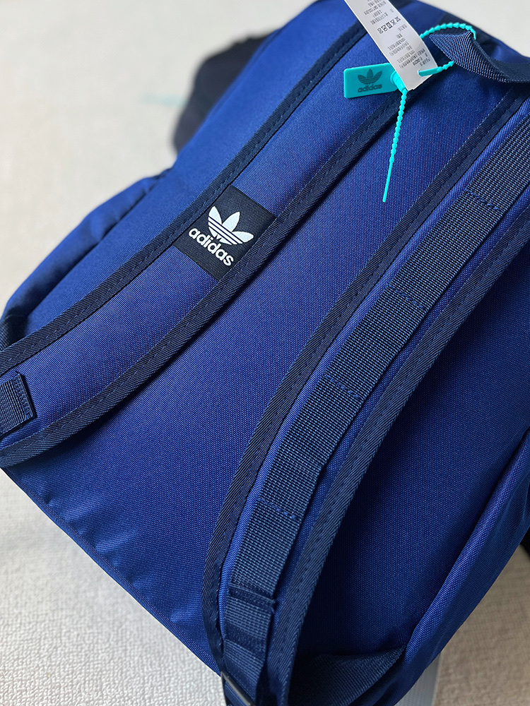 💰140包邮 报单款号08011。
暴躁来袭,纯原订单。adidas Originals双肩包秋季书包电脑包旅游包。
它的每一个细节可以看出设计师是一个对生活极其热爱的人,
它能把生活中所能运用的元素都加之在包体里。
可调式肩带搭配缓震肩带,
可更好的分算力的作用,
再装重物的时候,肩膀不会有勒肩的感觉,
根据人体力学设计了背负,
在使用过程中不会有闷热,后压等不适感,
包体打开后。
双肩包可铺平打开
方便拿取必需品
正面多个拉链口袋,令小物件触手可及
耐用挂环,便于添加更多配件
内置套袋可收纳15英寸笔记本电脑
储物空间远远超过官方标注的的容量,
平时短途,完全可以容纳所有随身携带的物品!
作为孩子的书包也是完全可以。
绝对是让人眼前一亮,不负厚望,
不管是从面料配件上,还是力学设计上,
无一处不在考虑使用者感受!
这款男女通用的双肩背包也是极具有人性化的设计。
大容量超实用。
黑色,灰色,蓝色 3个颜色
容量大约22L
尺寸:42*29*12