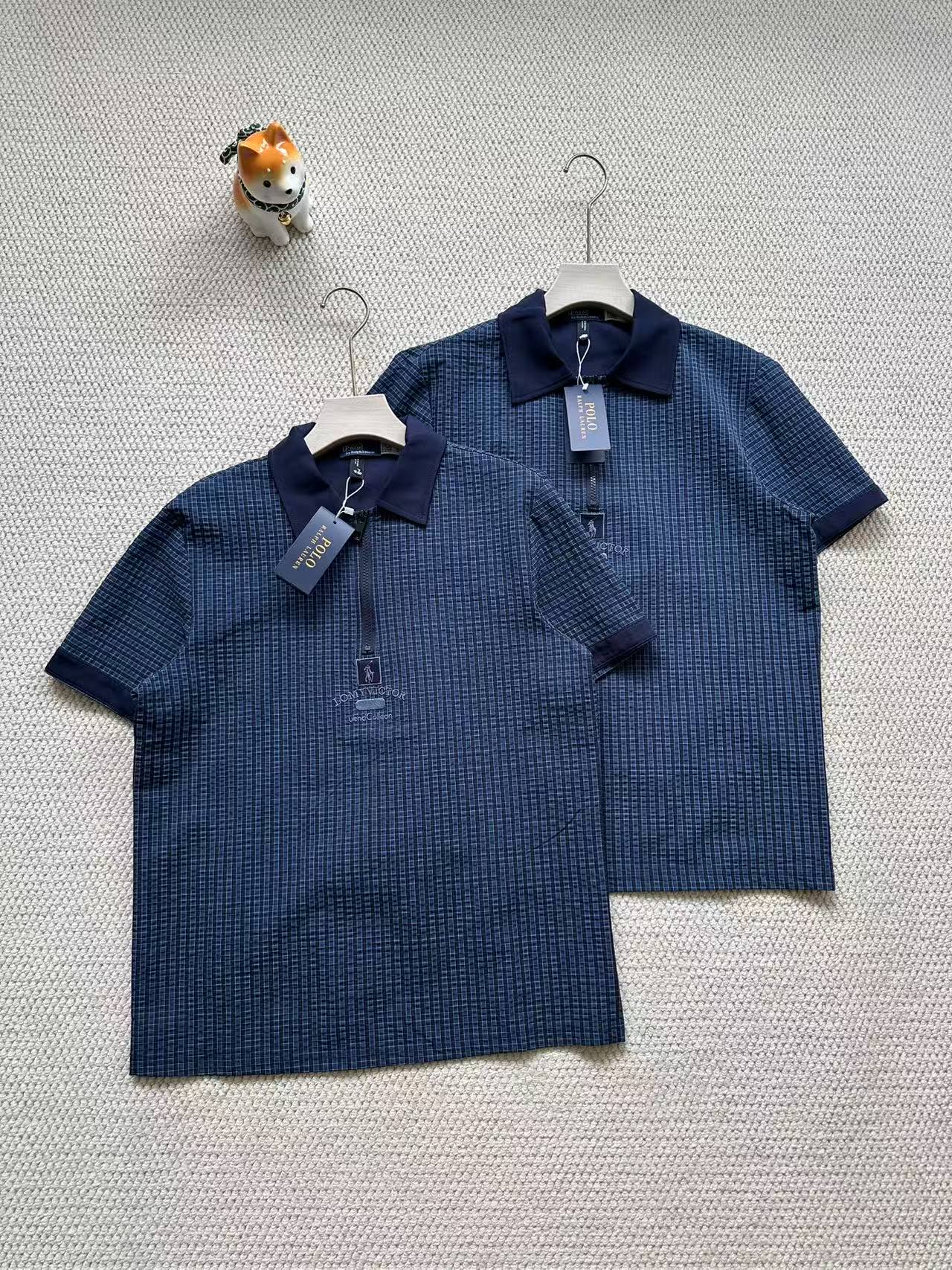 💰140包邮 报单款号08013。
拉夫劳伦经典拉链翻领POLO，经典翻领款式，简洁大方，既适合商务休闲场合，也能满足日常穿搭需求。搭配领口和袖口的撞色细节，显得精致有型。采用拉链门襟，增加了服装的时尚感和独特性。采用100%纯棉材质，具有良好的吸湿排汗性能，能让皮肤保持干爽，而且亲肤舒适，适合炎热的夏季穿着，经典版型较为合身，不紧绷，能够修饰身形，展现穿着者良好的体态，适合大多数人穿着，无论是搭配牛仔裤打造休闲风格，还是搭配西裤用于通勤，都十分合适。
颜色：蓝色
尺码：M-4XL