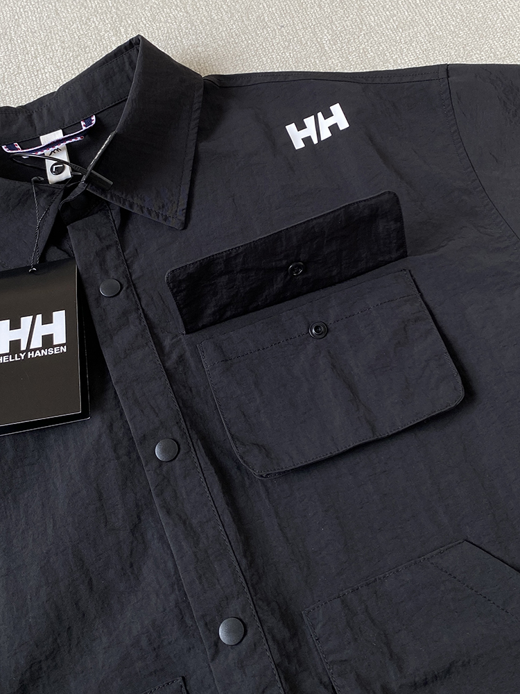 💰170包邮 报单款号09081。
掌柜自留!HELLY HANSEN/HH/海丽汉森 男子工装衬衫夹克外套。
海丽汉森标志性的Helly Tech防水透气科技融入其中,防水指数高达3000mm ,让你在风雨突袭时,也能保持干爽舒适,水汽能及时排出,避免闷热黏腻。无论是攀登高峰时的疾风骤雨,还是徒步溪边的潮湿雾气,它都能轻松应对。
夹克衬衫的版型兼具实用性与时尚感,常规裁剪适配各种身形,活动自如无束缚。下摆与袖口可调节,随心调整防风保暖效果。多口袋设计,方便收纳地图、指南针、水壶等户外必备小物,让你的双手能自由探索。
耐磨的面料,经得起荆棘刮擦、岩石碰撞;速干性能,在大汗淋漓或被水浸湿后能迅速干爽,不影响后续行程。防紫外线功能,为你在阳光炙烤下提供贴心保护,让肌肤远离晒伤风险 。
从城市街头到山川湖海,从登山徒步到露营攀冰,它都是你的可靠伴侣。在繁华都市,它是彰显个性的时尚单品;在广袤自然,它是抵御恶劣环境的坚固铠甲。海丽汉森户外休闲工装夹克衬衫,带你打破边界,拥抱无限可能的户外生活 。
黑色 紫色 卡其色 三个颜色
尺码:M-XXL