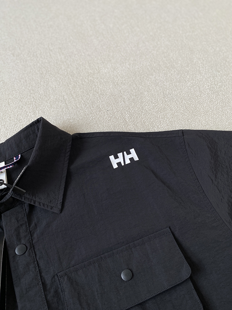 💰170包邮 报单款号09081。
掌柜自留!HELLY HANSEN/HH/海丽汉森 男子工装衬衫夹克外套。
海丽汉森标志性的Helly Tech防水透气科技融入其中,防水指数高达3000mm ,让你在风雨突袭时,也能保持干爽舒适,水汽能及时排出,避免闷热黏腻。无论是攀登高峰时的疾风骤雨,还是徒步溪边的潮湿雾气,它都能轻松应对。
夹克衬衫的版型兼具实用性与时尚感,常规裁剪适配各种身形,活动自如无束缚。下摆与袖口可调节,随心调整防风保暖效果。多口袋设计,方便收纳地图、指南针、水壶等户外必备小物,让你的双手能自由探索。
耐磨的面料,经得起荆棘刮擦、岩石碰撞;速干性能,在大汗淋漓或被水浸湿后能迅速干爽,不影响后续行程。防紫外线功能,为你在阳光炙烤下提供贴心保护,让肌肤远离晒伤风险 。
从城市街头到山川湖海,从登山徒步到露营攀冰,它都是你的可靠伴侣。在繁华都市,它是彰显个性的时尚单品;在广袤自然,它是抵御恶劣环境的坚固铠甲。海丽汉森户外休闲工装夹克衬衫,带你打破边界,拥抱无限可能的户外生活 。
黑色 紫色 卡其色 三个颜色
尺码:M-XXL