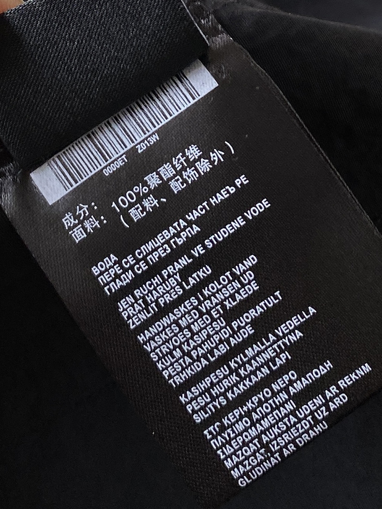 💰170包邮 报单款号09081。
掌柜自留!HELLY HANSEN/HH/海丽汉森 男子工装衬衫夹克外套。
海丽汉森标志性的Helly Tech防水透气科技融入其中,防水指数高达3000mm ,让你在风雨突袭时,也能保持干爽舒适,水汽能及时排出,避免闷热黏腻。无论是攀登高峰时的疾风骤雨,还是徒步溪边的潮湿雾气,它都能轻松应对。
夹克衬衫的版型兼具实用性与时尚感,常规裁剪适配各种身形,活动自如无束缚。下摆与袖口可调节,随心调整防风保暖效果。多口袋设计,方便收纳地图、指南针、水壶等户外必备小物,让你的双手能自由探索。
耐磨的面料,经得起荆棘刮擦、岩石碰撞;速干性能,在大汗淋漓或被水浸湿后能迅速干爽,不影响后续行程。防紫外线功能,为你在阳光炙烤下提供贴心保护,让肌肤远离晒伤风险 。
从城市街头到山川湖海,从登山徒步到露营攀冰,它都是你的可靠伴侣。在繁华都市,它是彰显个性的时尚单品;在广袤自然,它是抵御恶劣环境的坚固铠甲。海丽汉森户外休闲工装夹克衬衫,带你打破边界,拥抱无限可能的户外生活 。
黑色 紫色 卡其色 三个颜色
尺码:M-XXL