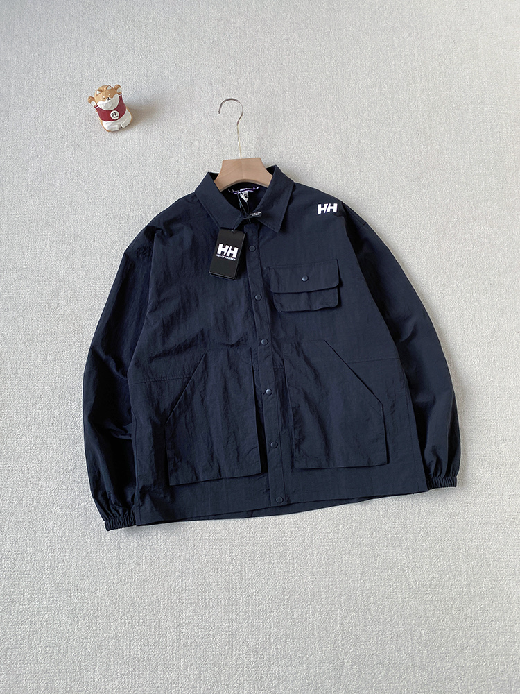 💰170包邮 报单款号09081。
掌柜自留!HELLY HANSEN/HH/海丽汉森 男子工装衬衫夹克外套。
海丽汉森标志性的Helly Tech防水透气科技融入其中,防水指数高达3000mm ,让你在风雨突袭时,也能保持干爽舒适,水汽能及时排出,避免闷热黏腻。无论是攀登高峰时的疾风骤雨,还是徒步溪边的潮湿雾气,它都能轻松应对。
夹克衬衫的版型兼具实用性与时尚感,常规裁剪适配各种身形,活动自如无束缚。下摆与袖口可调节,随心调整防风保暖效果。多口袋设计,方便收纳地图、指南针、水壶等户外必备小物,让你的双手能自由探索。
耐磨的面料,经得起荆棘刮擦、岩石碰撞;速干性能,在大汗淋漓或被水浸湿后能迅速干爽,不影响后续行程。防紫外线功能,为你在阳光炙烤下提供贴心保护,让肌肤远离晒伤风险 。
从城市街头到山川湖海,从登山徒步到露营攀冰,它都是你的可靠伴侣。在繁华都市,它是彰显个性的时尚单品;在广袤自然,它是抵御恶劣环境的坚固铠甲。海丽汉森户外休闲工装夹克衬衫,带你打破边界,拥抱无限可能的户外生活 。
黑色 紫色 卡其色 三个颜色
尺码:M-XXL