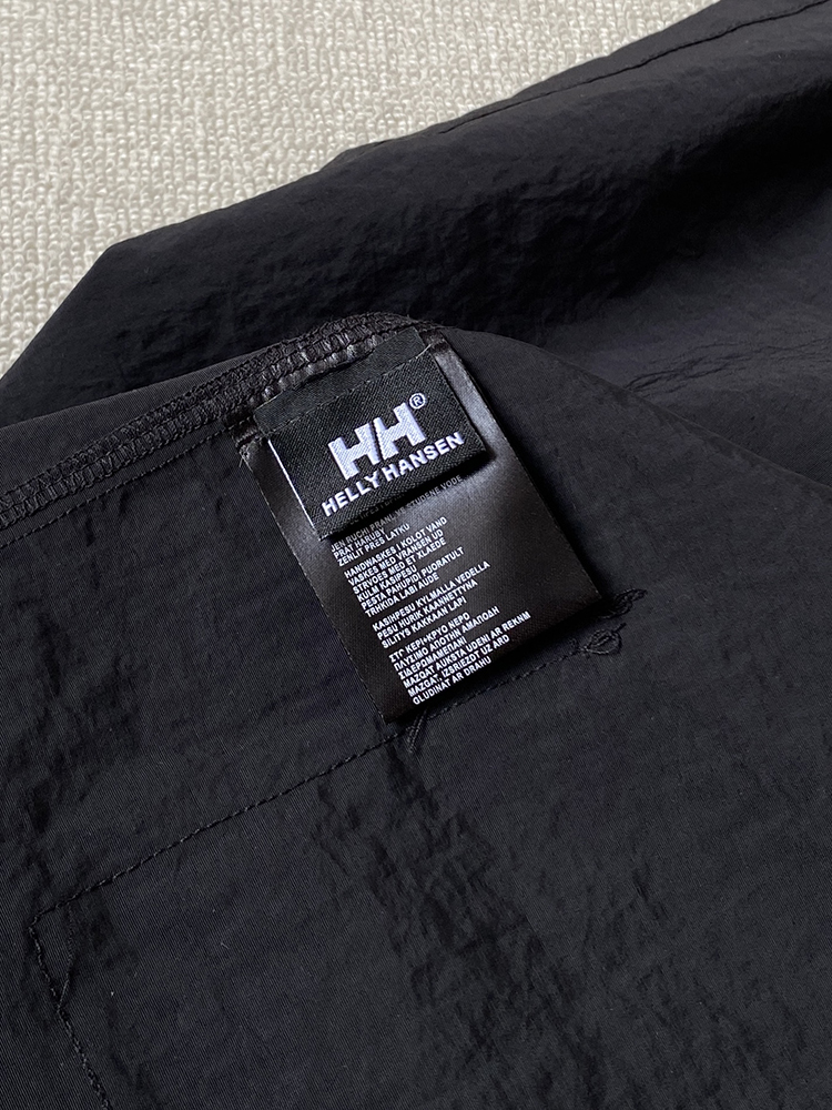 💰170包邮 报单款号09081。
掌柜自留!HELLY HANSEN/HH/海丽汉森 男子工装衬衫夹克外套。
海丽汉森标志性的Helly Tech防水透气科技融入其中,防水指数高达3000mm ,让你在风雨突袭时,也能保持干爽舒适,水汽能及时排出,避免闷热黏腻。无论是攀登高峰时的疾风骤雨,还是徒步溪边的潮湿雾气,它都能轻松应对。
夹克衬衫的版型兼具实用性与时尚感,常规裁剪适配各种身形,活动自如无束缚。下摆与袖口可调节,随心调整防风保暖效果。多口袋设计,方便收纳地图、指南针、水壶等户外必备小物,让你的双手能自由探索。
耐磨的面料,经得起荆棘刮擦、岩石碰撞;速干性能,在大汗淋漓或被水浸湿后能迅速干爽,不影响后续行程。防紫外线功能,为你在阳光炙烤下提供贴心保护,让肌肤远离晒伤风险 。
从城市街头到山川湖海,从登山徒步到露营攀冰,它都是你的可靠伴侣。在繁华都市,它是彰显个性的时尚单品;在广袤自然,它是抵御恶劣环境的坚固铠甲。海丽汉森户外休闲工装夹克衬衫,带你打破边界,拥抱无限可能的户外生活 。
黑色 紫色 卡其色 三个颜色
尺码:M-XXL