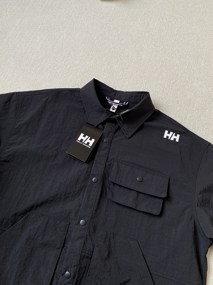 💰170包邮 报单款号09081。
掌柜自留!HELLY HANSEN/HH/海丽汉森 男子工装衬衫夹克外套。
海丽汉森标志性的Helly Tech防水透气科技融入其中,防水指数高达3000mm ,让你在风雨突袭时,也能保持干爽舒适,水汽能及时排出,避免闷热黏腻。无论是攀登高峰时的疾风骤雨,还是徒步溪边的潮湿雾气,它都能轻松应对。
夹克衬衫的版型兼具实用性与时尚感,常规裁剪适配各种身形,活动自如无束缚。下摆与袖口可调节,随心调整防风保暖效果。多口袋设计,方便收纳地图、指南针、水壶等户外必备小物,让你的双手能自由探索。
耐磨的面料,经得起荆棘刮擦、岩石碰撞;速干性能,在大汗淋漓或被水浸湿后能迅速干爽,不影响后续行程。防紫外线功能,为你在阳光炙烤下提供贴心保护,让肌肤远离晒伤风险 。
从城市街头到山川湖海,从登山徒步到露营攀冰,它都是你的可靠伴侣。在繁华都市,它是彰显个性的时尚单品;在广袤自然,它是抵御恶劣环境的坚固铠甲。海丽汉森户外休闲工装夹克衬衫,带你打破边界,拥抱无限可能的户外生活 。
黑色 紫色 卡其色 三个颜色
尺码:M-XXL