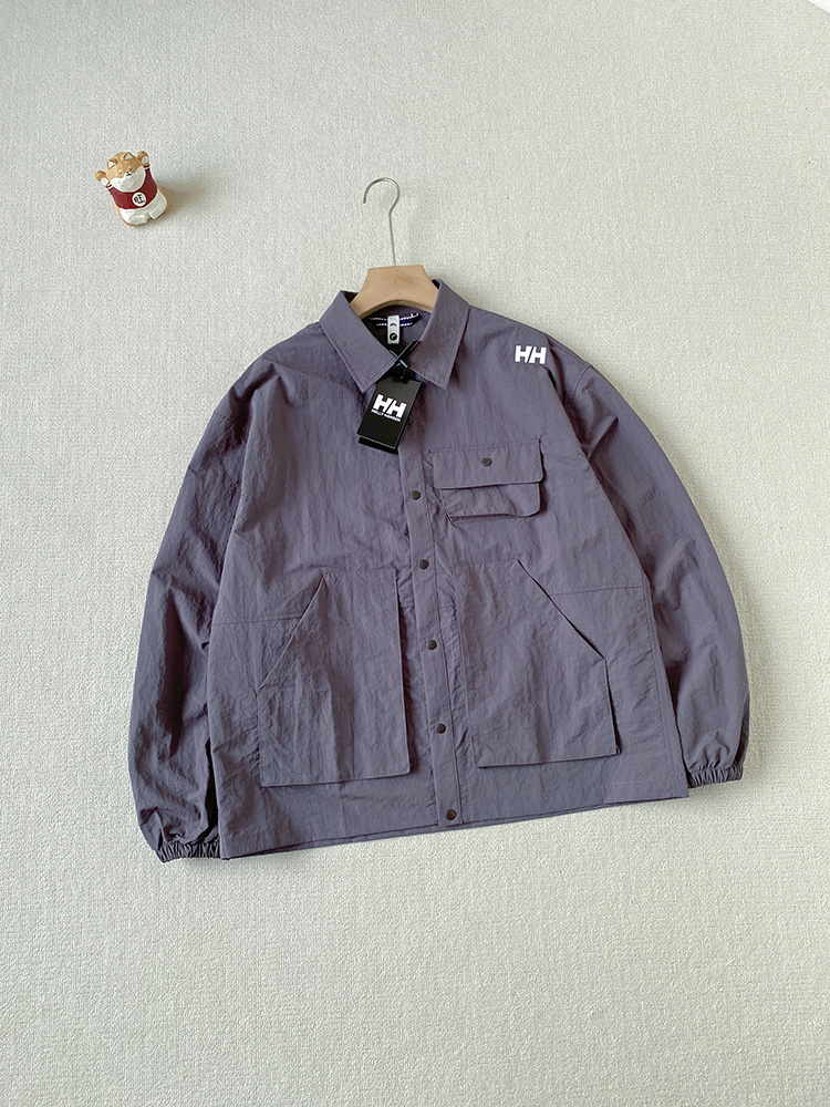 💰170包邮 报单款号09081。
掌柜自留!HELLY HANSEN/HH/海丽汉森 男子工装衬衫夹克外套。
海丽汉森标志性的Helly Tech防水透气科技融入其中,防水指数高达3000mm ,让你在风雨突袭时,也能保持干爽舒适,水汽能及时排出,避免闷热黏腻。无论是攀登高峰时的疾风骤雨,还是徒步溪边的潮湿雾气,它都能轻松应对。
夹克衬衫的版型兼具实用性与时尚感,常规裁剪适配各种身形,活动自如无束缚。下摆与袖口可调节,随心调整防风保暖效果。多口袋设计,方便收纳地图、指南针、水壶等户外必备小物,让你的双手能自由探索。
耐磨的面料,经得起荆棘刮擦、岩石碰撞;速干性能,在大汗淋漓或被水浸湿后能迅速干爽,不影响后续行程。防紫外线功能,为你在阳光炙烤下提供贴心保护,让肌肤远离晒伤风险 。
从城市街头到山川湖海,从登山徒步到露营攀冰,它都是你的可靠伴侣。在繁华都市,它是彰显个性的时尚单品;在广袤自然,它是抵御恶劣环境的坚固铠甲。海丽汉森户外休闲工装夹克衬衫,带你打破边界,拥抱无限可能的户外生活 。
黑色 紫色 卡其色 三个颜色
尺码:M-XXL