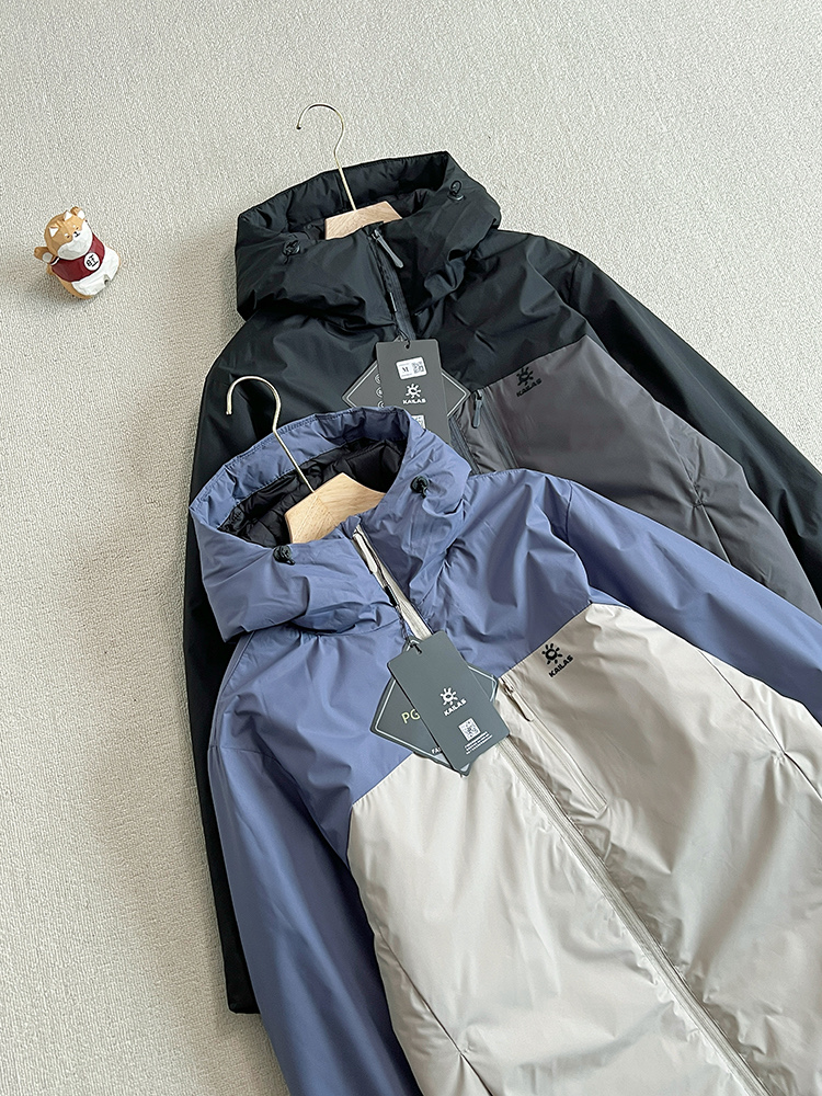 p210💰,
KAILAS/凯乐石棉服!男女同款保暖防寒棉服!人手必备!百搭王者!时尚感与保暖兼容的一款!看惯了千篇一律的纯色系列,来点不一样的吧!拼色款他来啦!高级感拉满的一款!胸前精致口袋+内里定格锁温!下摆处抽绳设计,加上防风袖口每一处都体现出完美!KAILAS|全新科技来咯!这是一款可日常通勤外穿可做硬壳冲锋衣保暖层,也可满足山地生活寒冷环境下设计的科技加热棉服 具备轻量保暖性、透气性和抗菌性 作保暖外套穿着应对冬天室内室外温差变化较大情况能够恒定保温,穿着不臃肿 核心区采用智能控温科技能自主感知外部温度从而调整形态,对比同重量材质更轻 更保暖 模块化区域设计!易汗区透汽系统帮助快速散热,加速运动排汗透气更舒适!
颜色:黑灰拼!蓝白拼!
尺码:S M L XL 2XL