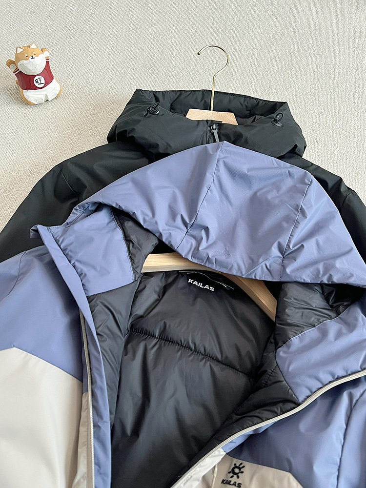 p210💰,
KAILAS/凯乐石棉服!男女同款保暖防寒棉服!人手必备!百搭王者!时尚感与保暖兼容的一款!看惯了千篇一律的纯色系列,来点不一样的吧!拼色款他来啦!高级感拉满的一款!胸前精致口袋+内里定格锁温!下摆处抽绳设计,加上防风袖口每一处都体现出完美!KAILAS|全新科技来咯!这是一款可日常通勤外穿可做硬壳冲锋衣保暖层,也可满足山地生活寒冷环境下设计的科技加热棉服 具备轻量保暖性、透气性和抗菌性 作保暖外套穿着应对冬天室内室外温差变化较大情况能够恒定保温,穿着不臃肿 核心区采用智能控温科技能自主感知外部温度从而调整形态,对比同重量材质更轻 更保暖 模块化区域设计!易汗区透汽系统帮助快速散热,加速运动排汗透气更舒适!
颜色:黑灰拼!蓝白拼!
尺码:S M L XL 2XL