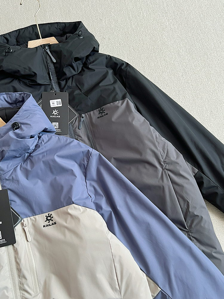 p210💰,
KAILAS/凯乐石棉服!男女同款保暖防寒棉服!人手必备!百搭王者!时尚感与保暖兼容的一款!看惯了千篇一律的纯色系列,来点不一样的吧!拼色款他来啦!高级感拉满的一款!胸前精致口袋+内里定格锁温!下摆处抽绳设计,加上防风袖口每一处都体现出完美!KAILAS|全新科技来咯!这是一款可日常通勤外穿可做硬壳冲锋衣保暖层,也可满足山地生活寒冷环境下设计的科技加热棉服 具备轻量保暖性、透气性和抗菌性 作保暖外套穿着应对冬天室内室外温差变化较大情况能够恒定保温,穿着不臃肿 核心区采用智能控温科技能自主感知外部温度从而调整形态,对比同重量材质更轻 更保暖 模块化区域设计!易汗区透汽系统帮助快速散热,加速运动排汗透气更舒适!
颜色:黑灰拼!蓝白拼!
尺码:S M L XL 2XL
