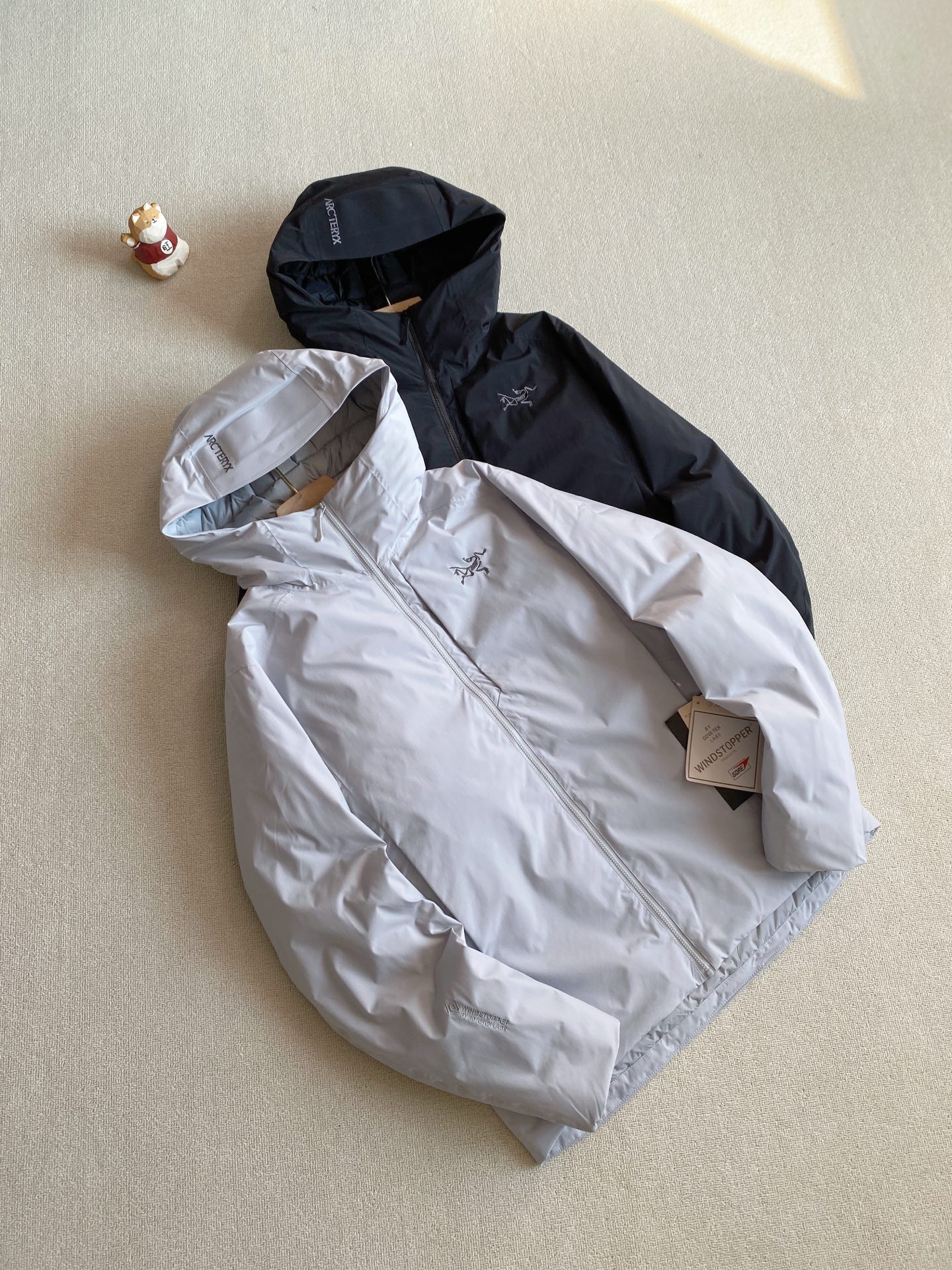 NO:601636,, order number 11071. Arc'teryx/ARC'TERYX Solaon Autumn and winter hooded new Solano hooded down jacket for men and women. Coat. Original customized hardware accessories B1325. All imported original customization. Welcome to compare. Absolutely high quality. Use top 90 white duck down. Super soft, full and fluffy. Super heavy fabrics with good workmanship. Perfect version. Note that the fabric is super comfortable. Exclusive model. Non-market goods.  Same color for men and women, black and secret gray. Size S-2xL,arc'teryx,jackets & coats,down jacket,hats,alexander wang19860909,报单款号11071. 始祖鸟/ARC‘TERYX Solaon 秋冬男女情侣款连帽新款索拉诺连帽羽绒服 外套 原版订制五金配件B1325全进口原版定制 欢迎对比 绝对的高品质 采用顶级90白鸭绒 超柔软 充羽量蓬松饱满 超级重面料做工杠杠的 版型完美 注意 面料超舒服 独家款 非市场货 男女同款颜色黑色 隐秘灰. 尺码S-2xL,arc'teryx,jackets & coats,down jacket,hats,alexander wang,Men's clothing