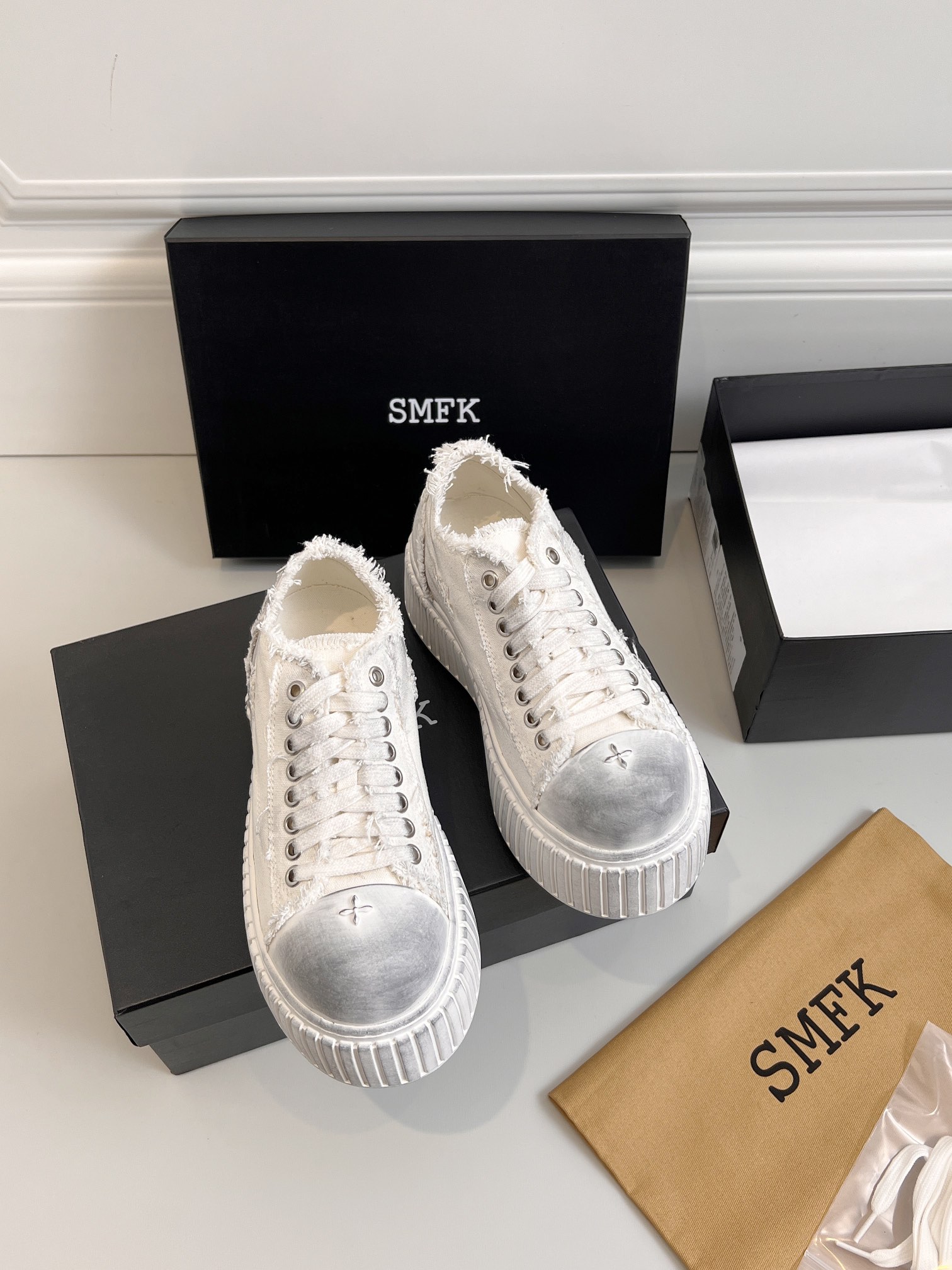 200@SMFK National Trend Tide Los últimos y populares zapatos Derby de suela gruesa con dedos gordos y flores cruzadas. …