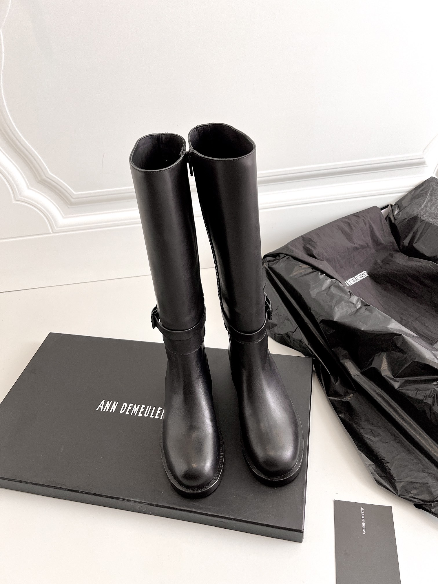 NO:668848,Genuine leather sole with rubber sole (three-wear boots can be long or short) Ann Demeulemeester official website Jay Boots magical two-wear knight boots Brand new upgraded version - top brand new presentation Don't indulge in the ordinary, Ann is manufactured with long-standing ingenuity, this pair of shoes conveys freedom and confidence. Challenging tradition and injecting modern elements, the knight boots glow with unique charm. Dark nappa calf leather is the upper, showing a rebellious and uncompromising aura.  One price, two enjoyments; high-cut fashionable and slim, short-cut flexible and versatile. The upper is Ann Dem original genuine grade ultra-fine calfskin. The inner boot leg pad is original cowhide (authentic grade, the cost is very high). The soles are genuine leather and rubber. Size35-41 (41 is custom-made and cannot be returned or exchanged), boots, boots, cowhide19860909橡胶底真皮底（三穿靴 可长可短） Ann Demeulemeester 官网Jay Boots神奇两穿骑士靴长靴 Brand new升级版-顶级 全新呈献 别在平凡中沉溺,Ann 以悠久的匠心制造,这双鞋传达着自由与自信. 挑战传统,注入现代元素,骑士靴焕发出独特的魅力.暗黑纳帕小牛皮为鞋面,呈现叛逆不妥协气场. 一份价钱,两种享受；高筒时尚显瘦,短筒灵活百搭 鞋面Ann Dem原版正品级别超细腻小牛皮 内里靴筒垫脚原版牛皮(正品级别,成本非常高） 鞋底真皮,橡胶两种 Size35-41（41订做不退换）,靴子,boots,cowhide,Women's Shoes