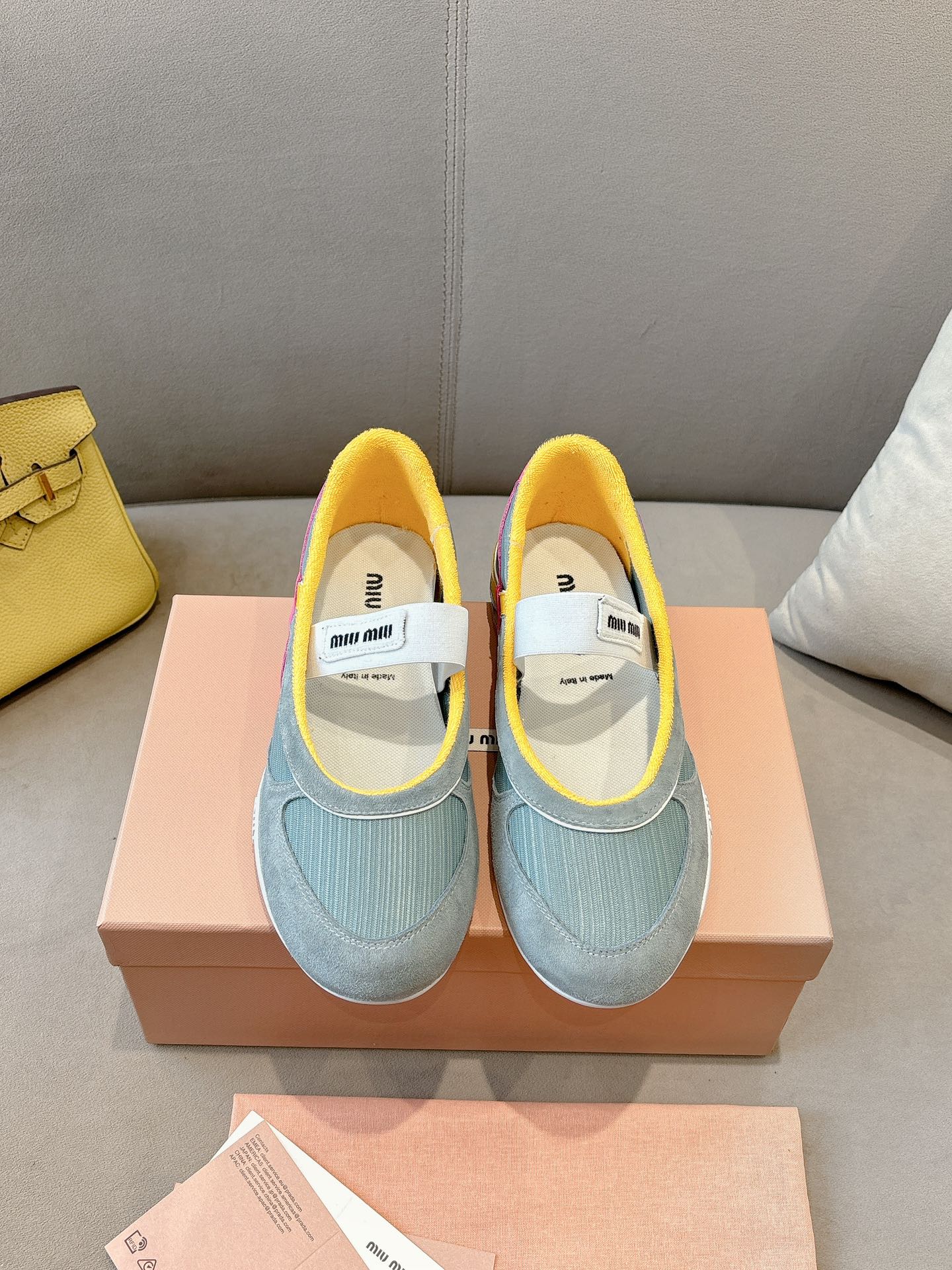 NO:228617,Miu Mi* New Spring and Summer Products Purchase Level I am the details control. The fabric is thin and clear. The thin and clear fabric is different from the market. The leather is slightly rubbed with the old version. The casual and fashionable. The versatile and comfortable. New popular products are coming~ The upper is imported Yangjing. The color cowhide. The mesh cloth. The inner terry cloth. The footbed imported cowhide. The original molded sole of the large sole. The size is 35-41. Ballet shoes, miumiu, cowhide, sheep19860909Miu Mi* 春夏新品 代购级别 我是细节控 面料对版zp单薄清透区别于市场不对版厚面料 皮料对版zp轻微擦旧 随性而为 复古时髦 百搭舒适 新爆款来袭～ 鞋面进口羊京.擦色牛皮.网布 内里进口毛巾布 垫脚进口牛皮 大底原版开模大底 码数35-41,芭蕾舞鞋,miumiu,cowhide,sheep,Women's Shoes