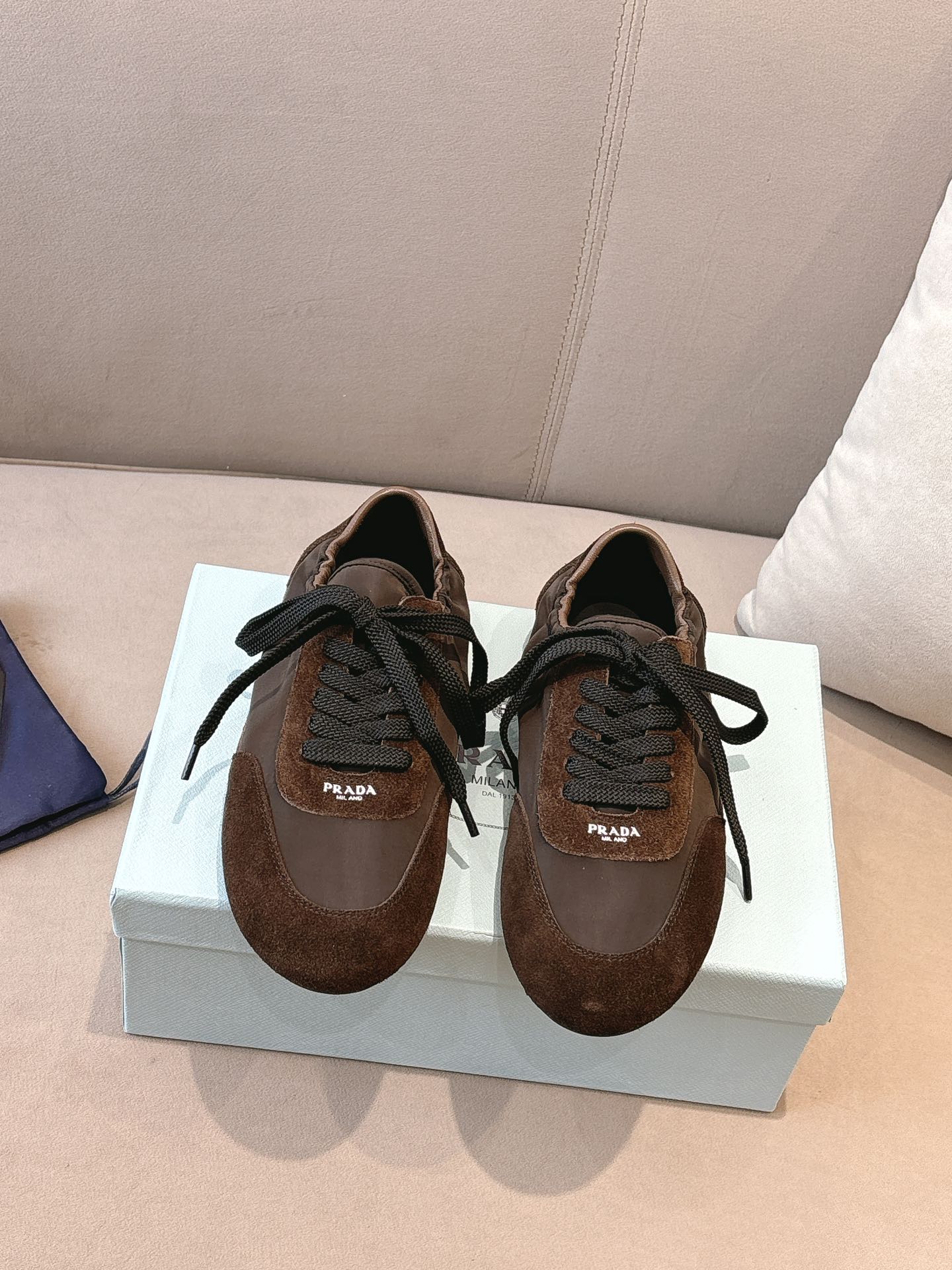 NO:228615,Coffee (Ten Colors) Prada's new German training shoes. The suede on the upper has a texture, wrapped in sheepskin inside, soft and glutinous. The insole is thickened lambskin. It is extremely comfortable to wear, supports and feels very well wrapped. The shoe shape is full of wrapping, light and easy to wear. A practical casual shoe that looks tall and long legs!  White is clean and refreshing, needed all year round, and can be easily controlled with skirts and pants. Upper imported suede/original molded fabric, inner sheepskin, outsole rubber sole!  Size 35-41 Colors black, white, blue, green, dark green, yellow, red, pink, brown, purple, casual shoes/sports shoes, prada, prada, sneakers, skirts, sheepskin, chamois leather19860909咖色（十色） Prada 普拉达新款德训鞋 鞋面麂皮有肌理感,内里羊皮包裹,软软糯糯的 鞋垫加厚小羊皮,踩上去无比舒适,有支撑感,又包裹得很好的感觉 鞋型包裹感十足,轻便好穿 实用的一款休闲鞋,显高显大长腿！ 白色干净清爽,一年四季都需要,配裙子,裤子都能轻松驾驭  鞋面进口麂皮/原版开模布料 内里羊皮 大底橡胶大底！ 码数35-41 颜色黑色、白色、蓝色、绿色、墨绿色、黄色、红色、粉色、咖色、紫色、,休闲鞋/运动鞋,prada,prada,sneakers,skirts,sheepskin,chamois leather,Women's Shoes