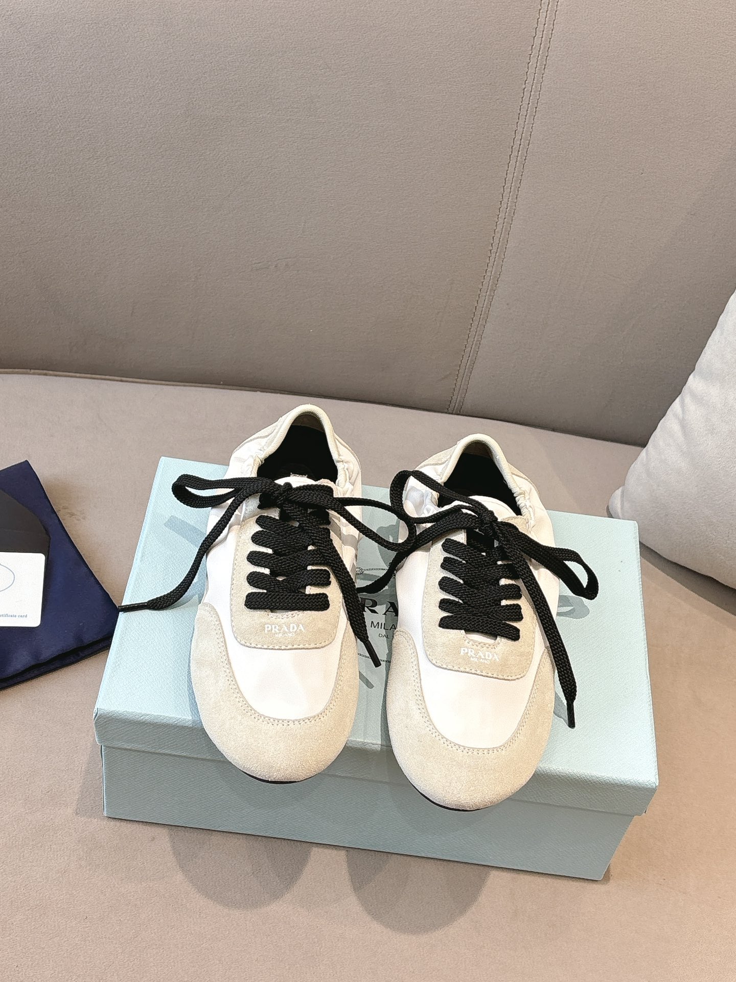 NO:228620,White (Ten Colors) Prada New German Training Shoes The suede on the upper is textured, wrapped in sheepskin inside, soft and glutinous. The insole is thickened lambskin, which is extremely comfortable to put on, supports and is wrapped well. The shoe shape is full of wrapping, light and easy to wear. A practical casual shoe that looks tall and long legs!  White is clean and refreshing, needed all year round, and can be easily controlled with skirts and pants. Upper imported suede/original molded fabric, inner sheepskin, outsole rubber sole!  Size 35-41 Colors black, white, blue, green, dark green, yellow, red, pink, brown, purple, casual shoes/sports shoes, prada, prada, sneakers, skirts, sheepskin, chamois leather19860909白色（十色） Prada 普拉达新款德训鞋 鞋面麂皮有肌理感,内里羊皮包裹,软软糯糯的 鞋垫加厚小羊皮,踩上去无比舒适,有支撑感,又包裹得很好的感觉 鞋型包裹感十足,轻便好穿 实用的一款休闲鞋,显高显大长腿！ 白色干净清爽,一年四季都需要,配裙子,裤子都能轻松驾驭  鞋面进口麂皮/原版开模布料 内里羊皮 大底橡胶大底！ 码数35-41 颜色黑色、白色、蓝色、绿色、墨绿色、黄色、红色、粉色、咖色、紫色、,休闲鞋/运动鞋,prada,prada,sneakers,skirts,sheepskin,chamois leather,Women's Shoes