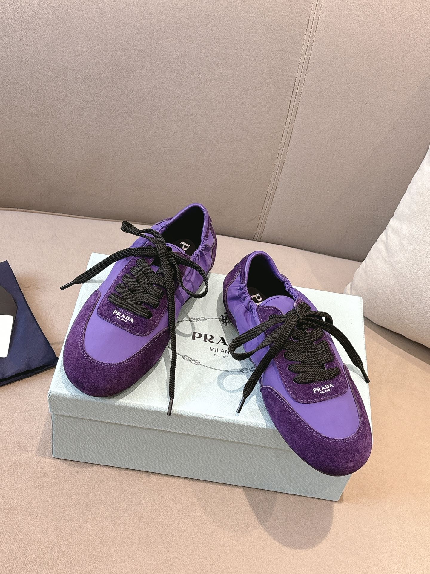 NO:228625,Purple (Ten Colors) Prada's new German training shoes. The suede on the upper is textured, wrapped in sheepskin inside, soft and glutinous. The insole is thickened lambskin. It is extremely comfortable to wear, supports and feels very well wrapped. The shoe shape is full of wrapping, light and easy to wear. A practical casual shoe that looks tall and long legs!  White is clean and refreshing, needed all year round, and can be easily controlled with skirts and pants. Upper imported suede/original molded fabric, inner sheepskin, outsole rubber sole!  Size 35-41 Colors black, white, blue, green, dark green, yellow, red, pink, brown, purple, casual shoes/sports shoes, prada, prada, sneakers, skirts, sheepskin, chamois leather19860909紫色（十色） Prada 普拉达新款德训鞋 鞋面麂皮有肌理感,内里羊皮包裹,软软糯糯的 鞋垫加厚小羊皮,踩上去无比舒适,有支撑感,又包裹得很好的感觉 鞋型包裹感十足,轻便好穿 实用的一款休闲鞋,显高显大长腿！ 白色干净清爽,一年四季都需要,配裙子,裤子都能轻松驾驭  鞋面进口麂皮/原版开模布料 内里羊皮 大底橡胶大底！ 码数35-41 颜色黑色、白色、蓝色、绿色、墨绿色、黄色、红色、粉色、咖色、紫色、,休闲鞋/运动鞋,prada,prada,sneakers,skirts,sheepskin,chamois leather,Women's Shoes