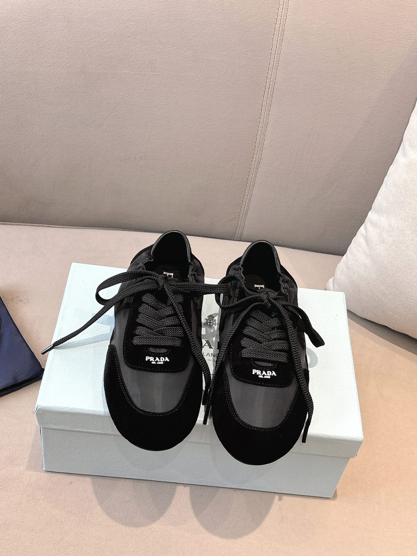 NO:228630,Black (Ten Colors) Prada New German Training Shoes The suede on the upper is textured, wrapped in sheepskin inside, soft and glutinous. The insole is thickened lambskin, which is extremely comfortable to put on, supports and is wrapped very well. The shoe shape is full of wrapping, light and easy to wear. A practical casual shoe that looks tall and long legs!  White is clean and refreshing, needed all year round, and can be easily controlled with skirts and pants. Upper imported suede/original molded fabric, inner sheepskin, outsole rubber sole!  Size 35-41 Colors black, white, blue, green, dark green, yellow, red, pink, brown, purple, casual shoes/sports shoes, prada, prada, sneakers, skirts, sheepskin, chamois leather19860909黑色（十色） Prada 普拉达新款德训鞋 鞋面麂皮有肌理感,内里羊皮包裹,软软糯糯的 鞋垫加厚小羊皮,踩上去无比舒适,有支撑感,又包裹得很好的感觉 鞋型包裹感十足,轻便好穿 实用的一款休闲鞋,显高显大长腿！ 白色干净清爽,一年四季都需要,配裙子,裤子都能轻松驾驭  鞋面进口麂皮/原版开模布料 内里羊皮 大底橡胶大底！ 码数35-41 颜色黑色、白色、蓝色、绿色、墨绿色、黄色、红色、粉色、咖色、紫色、,休闲鞋/运动鞋,prada,prada,sneakers,skirts,sheepskin,chamois leather,Women's Shoes