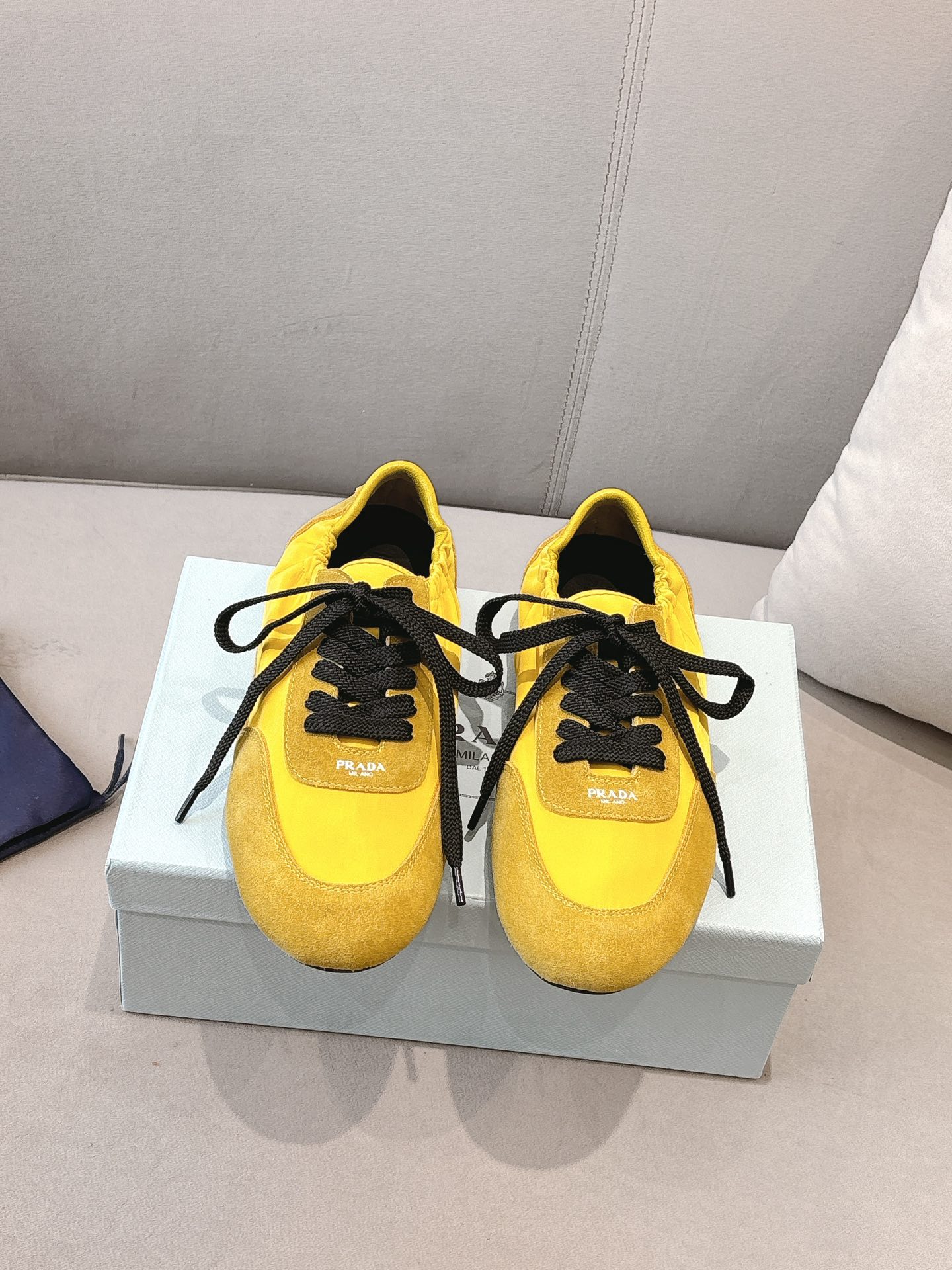 NO:228635,Yellow (Ten Colors) Prada New German Training Shoes The suede on the upper is textured, wrapped in sheepskin inside, soft and glutinous. The insole is thickened lambskin, which is extremely comfortable to put on, supports and is wrapped well. The shoe shape is full of wrapping, light and easy to wear. A practical casual shoe that looks tall and long legs!  White is clean and refreshing, needed all year round, and can be easily controlled with skirts and pants. Upper imported suede/original molded fabric, inner sheepskin, outsole rubber sole!  Size 35-41 Colors black, white, blue, green, dark green, yellow, red, pink, brown, purple, casual shoes/sports shoes, prada, prada, sneakers, skirts, sheepskin, chamois leather19860909黄色（十色） Prada 普拉达新款德训鞋 鞋面麂皮有肌理感,内里羊皮包裹,软软糯糯的 鞋垫加厚小羊皮,踩上去无比舒适,有支撑感,又包裹得很好的感觉 鞋型包裹感十足,轻便好穿 实用的一款休闲鞋,显高显大长腿！ 白色干净清爽,一年四季都需要,配裙子,裤子都能轻松驾驭  鞋面进口麂皮/原版开模布料 内里羊皮 大底橡胶大底！ 码数35-41 颜色黑色、白色、蓝色、绿色、墨绿色、黄色、红色、粉色、咖色、紫色、,休闲鞋/运动鞋,prada,prada,sneakers,skirts,sheepskin,chamois leather,Women's Shoes