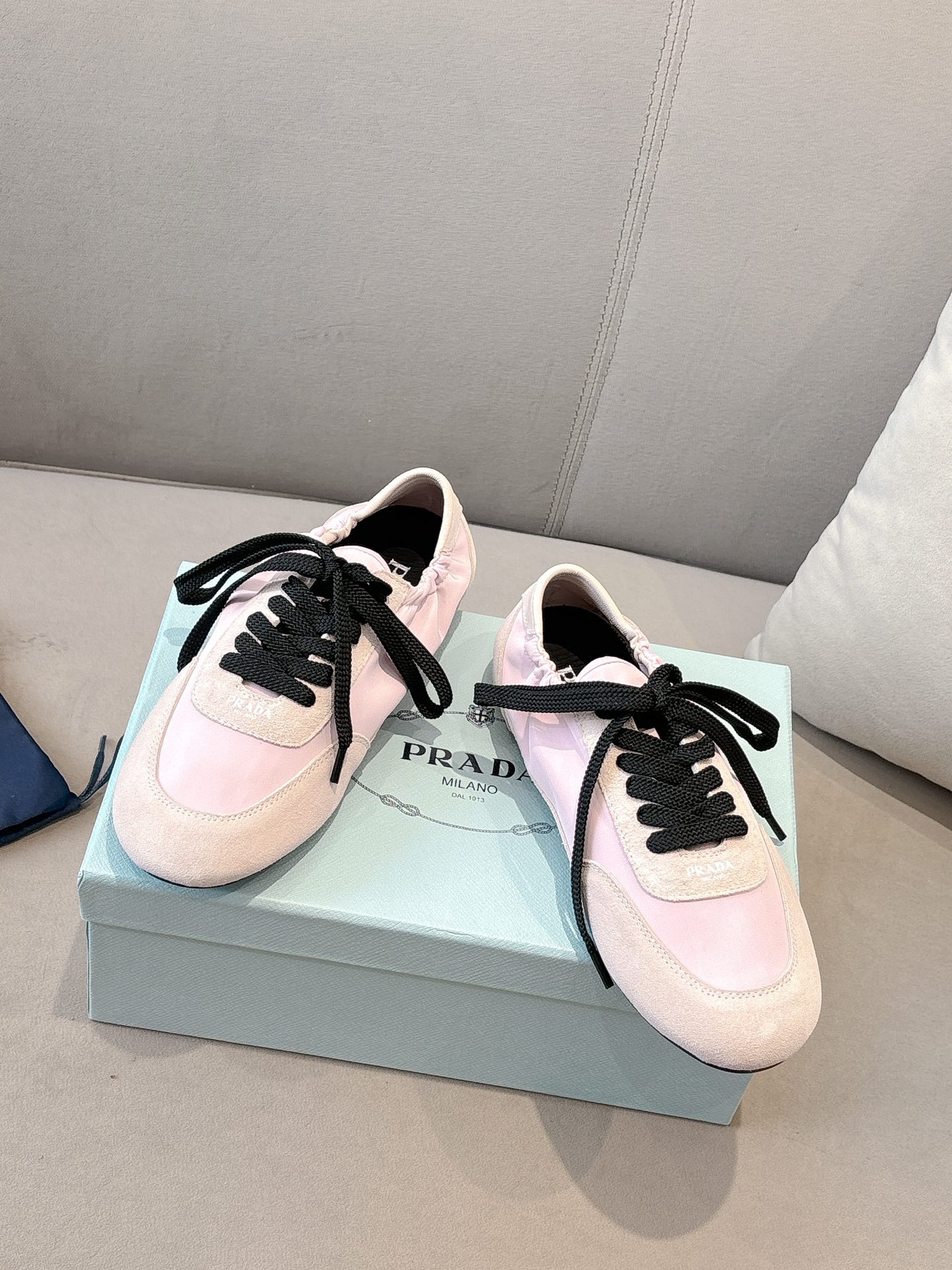 NO:228640,Pink (Ten Colors) Prada's new German training shoes. The suede on the upper has a texture, wrapped in sheepskin inside, soft and glutinous. The insole is thickened lambskin. It is extremely comfortable to wear, supports and has a good feeling. The shoe shape is full of wrapping, light and easy to wear. A practical casual shoe that looks tall and long legs!  White is clean and refreshing, needed all year round, and can be easily controlled with skirts and pants. Upper imported suede/original molded fabric, inner sheepskin, outsole rubber sole!  Size 35-41 Colors black, white, blue, green, dark green, yellow, red, pink, brown, purple, casual shoes/sports shoes, prada, prada, sneakers, skirts, sheepskin, chamois leather19860909粉色（十色） Prada 普拉达新款德训鞋 鞋面麂皮有肌理感,内里羊皮包裹,软软糯糯的 鞋垫加厚小羊皮,踩上去无比舒适,有支撑感,又包裹得很好的感觉 鞋型包裹感十足,轻便好穿 实用的一款休闲鞋,显高显大长腿！ 白色干净清爽,一年四季都需要,配裙子,裤子都能轻松驾驭  鞋面进口麂皮/原版开模布料 内里羊皮 大底橡胶大底！ 码数35-41 颜色黑色、白色、蓝色、绿色、墨绿色、黄色、红色、粉色、咖色、紫色、,休闲鞋/运动鞋,prada,prada,sneakers,skirts,sheepskin,chamois leather,Women's Shoes