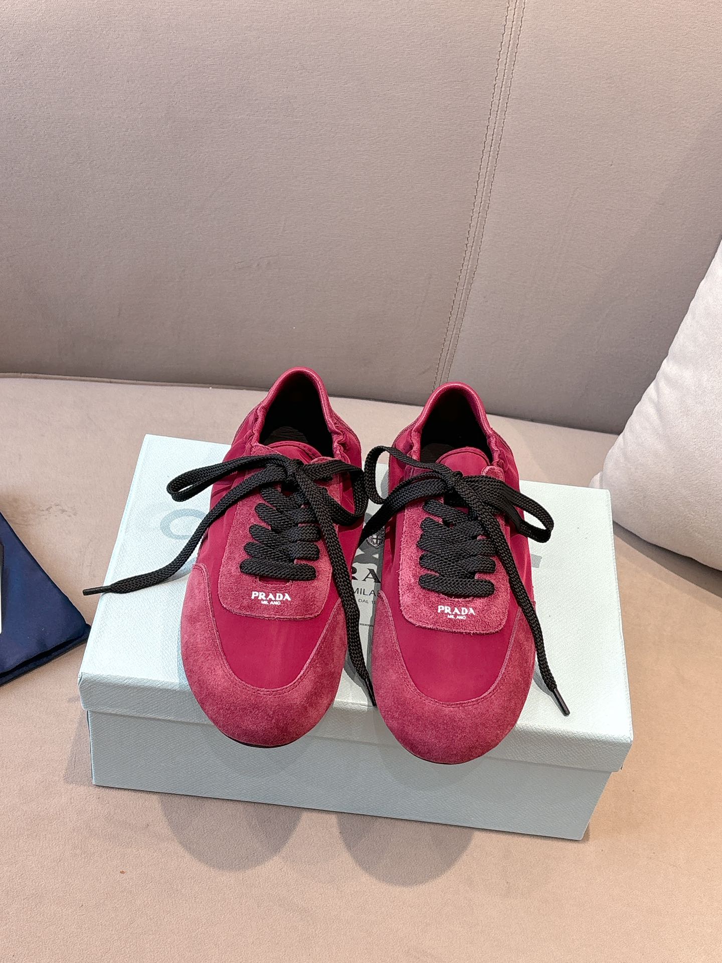 NO:228603,Red (Ten Colors) Prada New German Training Shoes The suede on the upper is textured, wrapped in sheepskin inside, soft and glutinous. The insole is thickened lambskin, which is extremely comfortable to put on, supports and is wrapped well. The shoe shape is full of wrapping, light and easy to wear. A practical casual shoe that looks tall and long legs!  White is clean and refreshing, needed all year round, and can be easily controlled with skirts and pants. Upper imported suede/original molded fabric, inner sheepskin, outsole rubber sole!  Size 35-41 Colors black, white, blue, green, dark green, yellow, red, pink, brown, purple, casual shoes/sports shoes, prada, prada, sneakers, skirts, sheepskin, chamois leather19860909红色（十色） Prada 普拉达新款德训鞋 鞋面麂皮有肌理感,内里羊皮包裹,软软糯糯的 鞋垫加厚小羊皮,踩上去无比舒适,有支撑感,又包裹得很好的感觉 鞋型包裹感十足,轻便好穿 实用的一款休闲鞋,显高显大长腿！ 白色干净清爽,一年四季都需要,配裙子,裤子都能轻松驾驭  鞋面进口麂皮/原版开模布料 内里羊皮 大底橡胶大底！ 码数35-41 颜色黑色、白色、蓝色、绿色、墨绿色、黄色、红色、粉色、咖色、紫色、,休闲鞋/运动鞋,prada,prada,sneakers,skirts,sheepskin,chamois leather,Women's Shoes