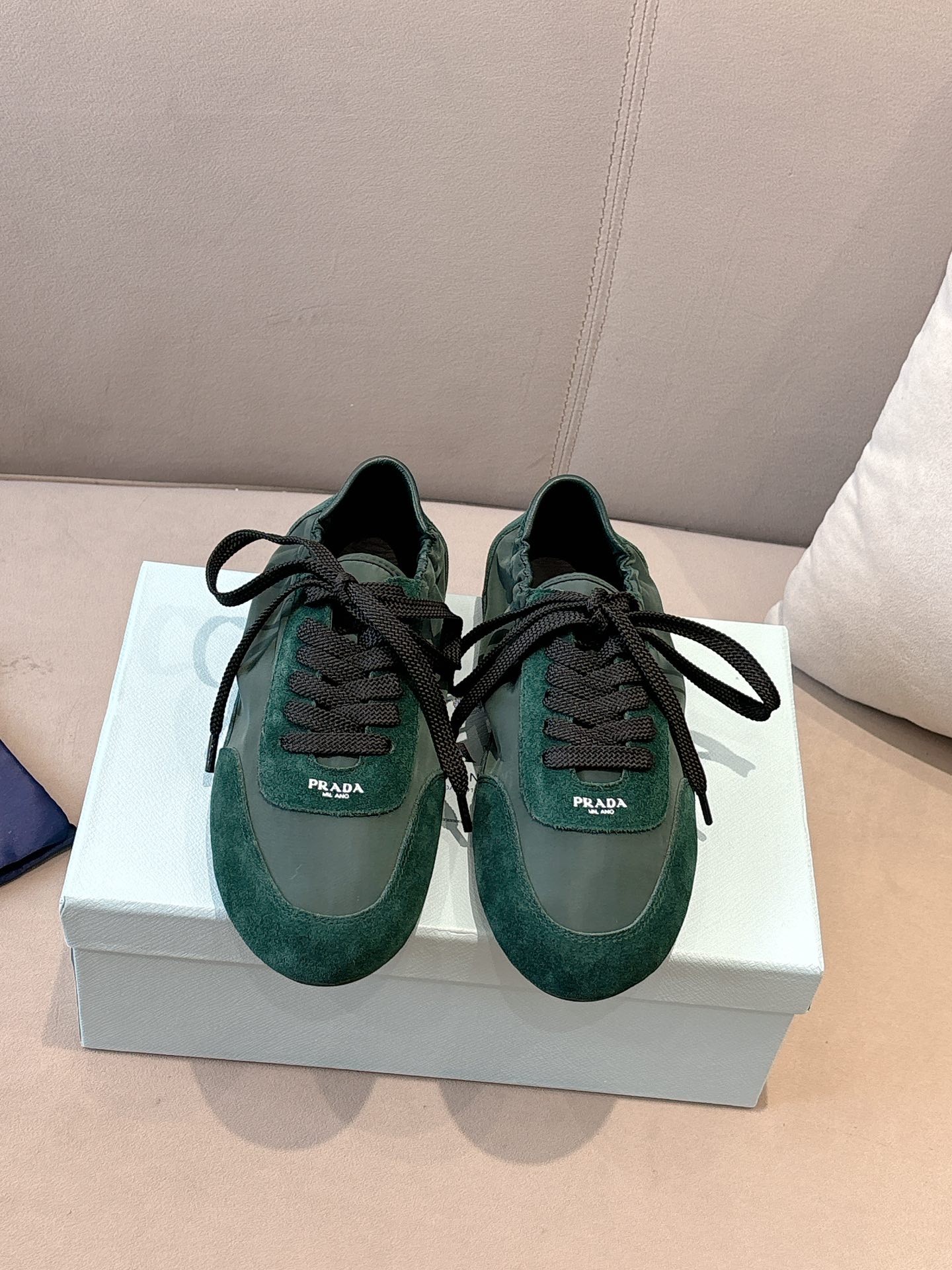 NO:228606,Purple (Ten Colors) Prada's new German training shoes. The suede on the upper is textured, wrapped in sheepskin inside, soft and glutinous. The insole is thickened lambskin. It is extremely comfortable to wear, supports and feels very well wrapped. The shoe shape is full of wrapping, light and easy to wear. A practical casual shoe that looks tall and long legs!  White is clean and refreshing, needed all year round, and can be easily controlled with skirts and pants. Upper imported suede/original molded fabric, inner sheepskin, outsole rubber sole!  Size 35-41 Colors black, white, blue, green, dark green, yellow, red, pink, brown, purple, casual shoes/sports shoes, prada, prada, sneakers, skirts, sheepskin, chamois leather19860909紫色（十色） Prada 普拉达新款德训鞋 鞋面麂皮有肌理感,内里羊皮包裹,软软糯糯的 鞋垫加厚小羊皮,踩上去无比舒适,有支撑感,又包裹得很好的感觉 鞋型包裹感十足,轻便好穿 实用的一款休闲鞋,显高显大长腿！ 白色干净清爽,一年四季都需要,配裙子,裤子都能轻松驾驭  鞋面进口麂皮/原版开模布料 内里羊皮 大底橡胶大底！ 码数35-41 颜色黑色、白色、蓝色、绿色、墨绿色、黄色、红色、粉色、咖色、紫色、,休闲鞋/运动鞋,prada,prada,sneakers,skirts,sheepskin,chamois leather,Women's Shoes