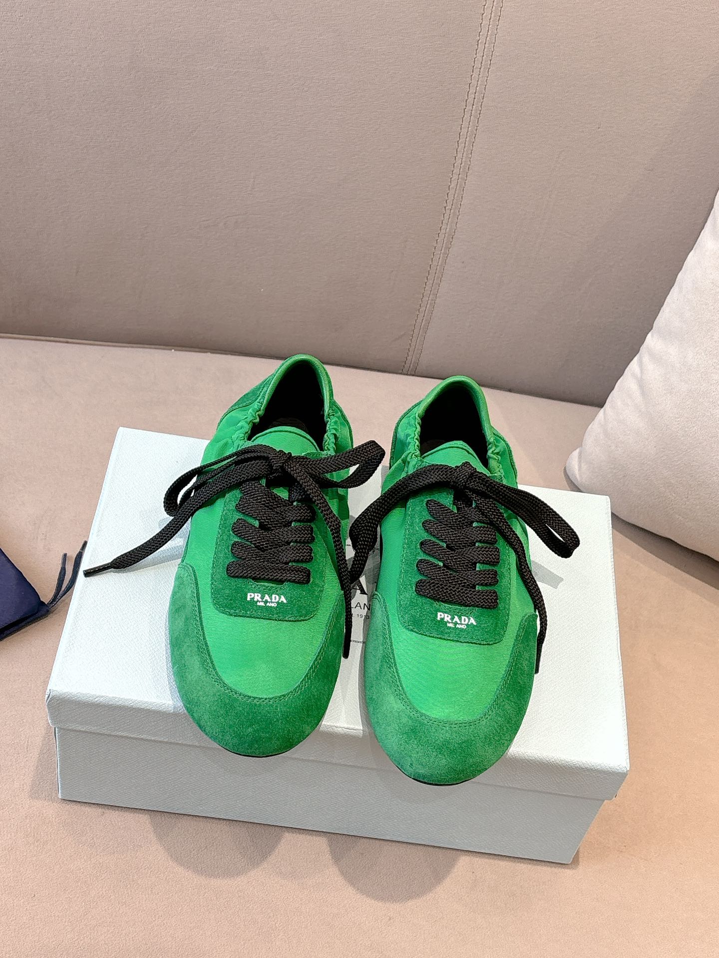 NO:228608,Green (Ten Colors) Prada New German Training Shoes The suede on the upper is textured, wrapped in sheepskin inside, soft and glutinous. The insole is thickened lambskin, which is extremely comfortable to put on, supports and is wrapped well. The shoe shape is full of wrapping, light and easy to wear. A practical casual shoe that looks tall and long legs!  White is clean and refreshing, needed all year round, and can be easily controlled with skirts and pants. Upper imported suede/original molded fabric, inner sheepskin, outsole rubber sole!  Size 35-41 Colors black, white, blue, green, dark green, yellow, red, pink, brown, purple, casual shoes/sports shoes, prada, prada, sneakers, skirts, sheepskin, chamois leather19860909绿色（十色） Prada 普拉达新款德训鞋 鞋面麂皮有肌理感,内里羊皮包裹,软软糯糯的 鞋垫加厚小羊皮,踩上去无比舒适,有支撑感,又包裹得很好的感觉 鞋型包裹感十足,轻便好穿 实用的一款休闲鞋,显高显大长腿！ 白色干净清爽,一年四季都需要,配裙子,裤子都能轻松驾驭  鞋面进口麂皮/原版开模布料 内里羊皮 大底橡胶大底！ 码数35-41 颜色黑色、白色、蓝色、绿色、墨绿色、黄色、红色、粉色、咖色、紫色、,休闲鞋/运动鞋,prada,prada,sneakers,skirts,sheepskin,chamois leather,Women's Shoes