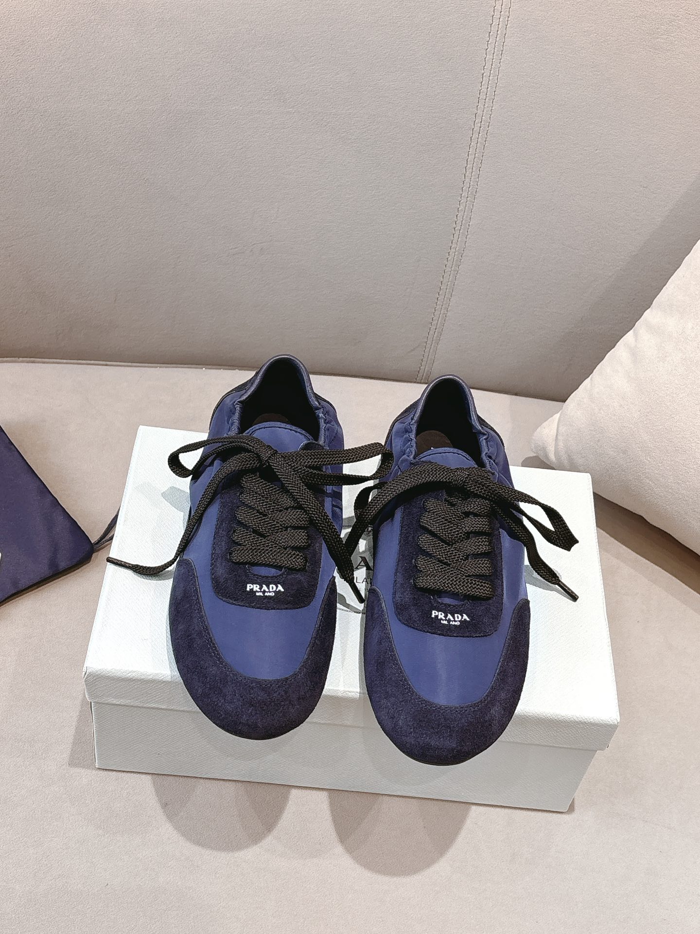 NO:228612,Blue (Ten Colors) Prada New German Training Shoes The suede on the upper is textured, wrapped in sheepskin inside, soft and glutinous. The insole is thickened lambskin, which is extremely comfortable to put on, supports and is wrapped well. The shoe shape is full of wrapping, light and easy to wear. A practical casual shoe that looks tall and long legs!  White is clean and refreshing, needed all year round, and can be easily controlled with skirts and pants. Upper imported suede/original molded fabric, inner sheepskin, outsole rubber sole!  Size 35-41 Colors black, white, blue, green, dark green, yellow, red, pink, brown, purple, casual shoes/sports shoes, prada, prada, sneakers, skirts, sheepskin, chamois leather19860909蓝色（十色） Prada 普拉达新款德训鞋 鞋面麂皮有肌理感,内里羊皮包裹,软软糯糯的 鞋垫加厚小羊皮,踩上去无比舒适,有支撑感,又包裹得很好的感觉 鞋型包裹感十足,轻便好穿 实用的一款休闲鞋,显高显大长腿！ 白色干净清爽,一年四季都需要,配裙子,裤子都能轻松驾驭  鞋面进口麂皮/原版开模布料 内里羊皮 大底橡胶大底！ 码数35-41 颜色黑色、白色、蓝色、绿色、墨绿色、黄色、红色、粉色、咖色、紫色、,休闲鞋/运动鞋,prada,prada,sneakers,skirts,sheepskin,chamois leather,Women's Shoes