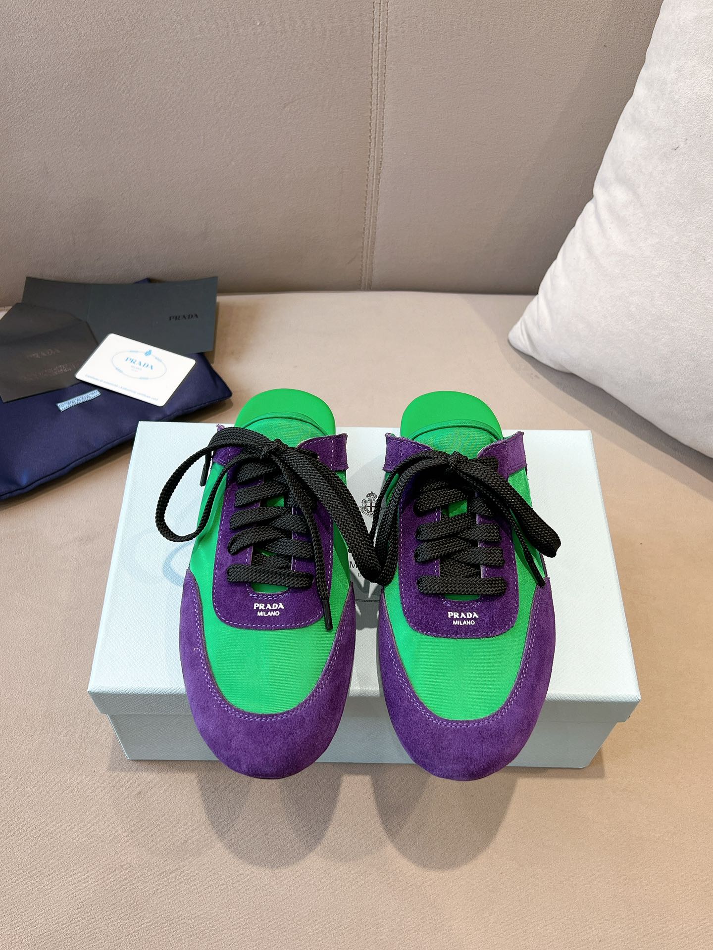 NO:236806,The catwalk semi-troller Prada new semi-troller The suede on the upper has a textured texture, wrapped in sheepskin inside, soft and glutinous. The insole thickened lambskin is extremely comfortable to wear, supports and feels very well wrapped. The shoe shape is full of wrapping, light and easy to wear. A practical casual shoe that looks tall and long legs!  White is clean and refreshing, needed all year round, and can be easily controlled with skirts and pants. Upper imported suede/original molded fabric, inner sheepskin, outsole rubber sole!  35-41, semi-drag, prada, prada, skirts, sheepskin, chamois leather19860909走秀款半拖 Prada 普拉达新款半拖 鞋面麂皮有肌理感,内里羊皮包裹,软软糯糯的 鞋垫加厚小羊皮,踩上去无比舒适,有支撑感,又包裹得很好的感觉 鞋型包裹感十足,轻便好穿 实用的一款休闲鞋,显高显大长腿！ 白色干净清爽,一年四季都需要,配裙子,裤子都能轻松驾驭  鞋面进口麂皮/原版开模布料 内里羊皮 大底橡胶大底！ 码数35-41,半拖,prada,prada,skirts,sheepskin,chamois leather,Women's Shoes