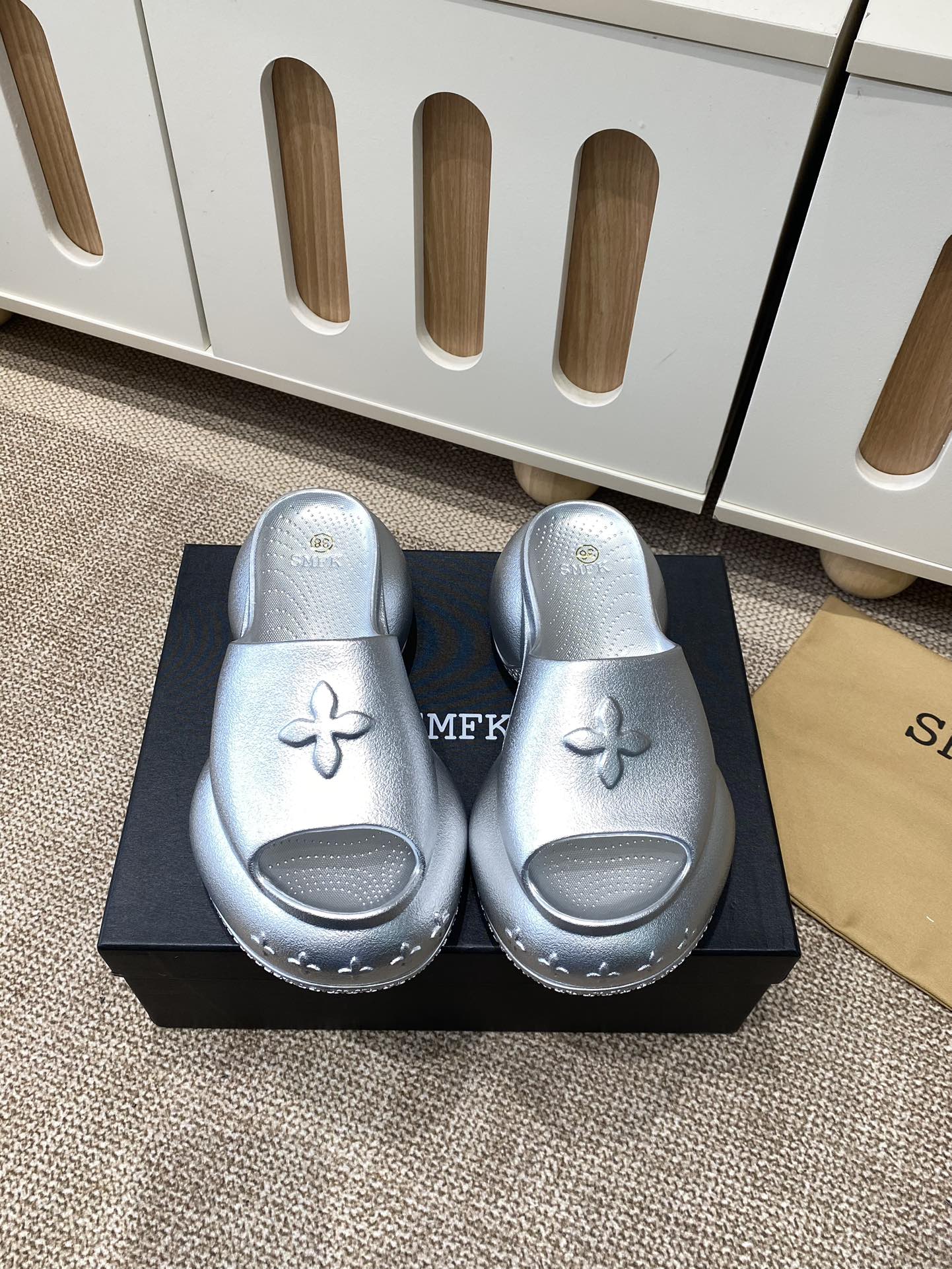 NO:228610,Silver black, white, pink Smfk niche fashion brand hot products are unsensical and embossed thick-soled slippers. It is really hard to see and like it the more you look at it!  The gospel of short babies directly extends the body proportions!  !  The shoe body is soft and comfortable, the sole is wear-resistant and non-slip - and every color is very versatile. It is really suitable for this spring and summer. The upper is original EVA integrated molding. Original rubber outsole. Heel height is 9.5cm. Size 35-39. Slippers. Slippers.19860909银色黑色、白色、粉色 Smfk小众潮牌爆款没计感浮雕一字厚底拖鞋 爆真的是很耐看越看越喜欢！矮个子宝宝的福音直接拉长身材比例！！鞋身柔软舒适,鞋底耐磨防滑-而且每个颜色都非常百搭.真的太适合这个春夏  鞋面原版EVA一体成型 原版橡胶大底 跟高9.5cm 码数35-39,拖鞋,slippers,Women's Shoes