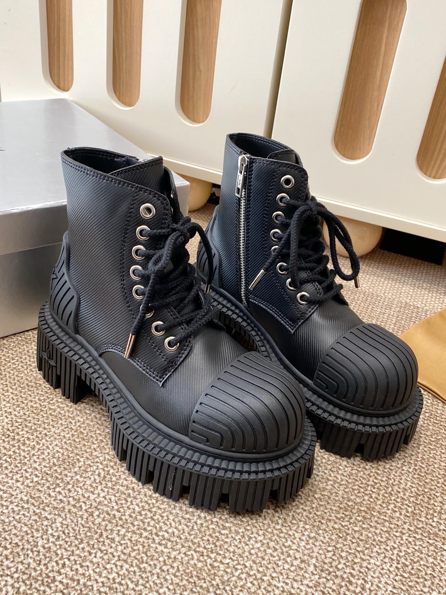 Title: Martin’s 672SMFK 25ss Boots: U.S. Government Approval, Northwest Treasures in Original Material, Size 35-40.