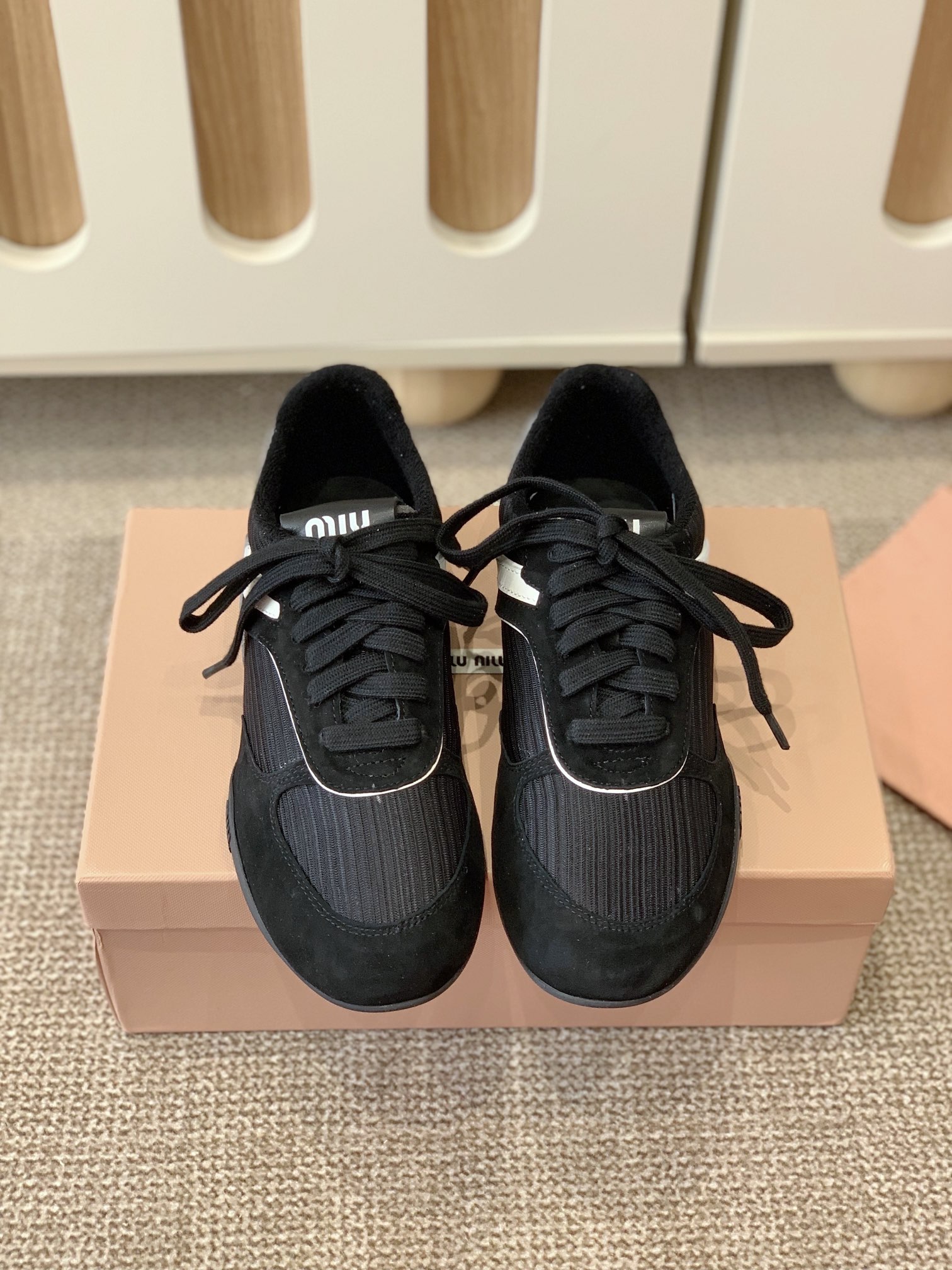 NO:240116,Miu Mi* New Spring and Summer Products Purchase Level I am the details control. The fabric is thin and clear. The thin and clear fabric is different from the market. The leather is slightly rubbed with the old version. The casual and fashionable. Versatile and comfortable. New popular products are coming~ The upper is imported Yangjing. Stainless color cowhide. Mesh cloth. The inner imported towel cloth. The footbed imported cowhide. The original molded sole of the large sole. The size is 35-41. Casual shoes/sports shoes. Miumiu, sneakers, cowhide, sheep19860909Miu Mi* 春夏新品 代购级别 我是细节控 面料对版zp单薄清透区别于市场不对版厚面料 皮料对版zp轻微擦旧 随性而为 复古时髦 百搭舒适 新爆款来袭～ 鞋面进口羊京.擦色牛皮.网布 内里进口毛巾布 垫脚进口牛皮 大底原版开模大底 码数35-41,休闲鞋/运动鞋,miumiu,sneakers,cowhide,sheep,Women's Shoes