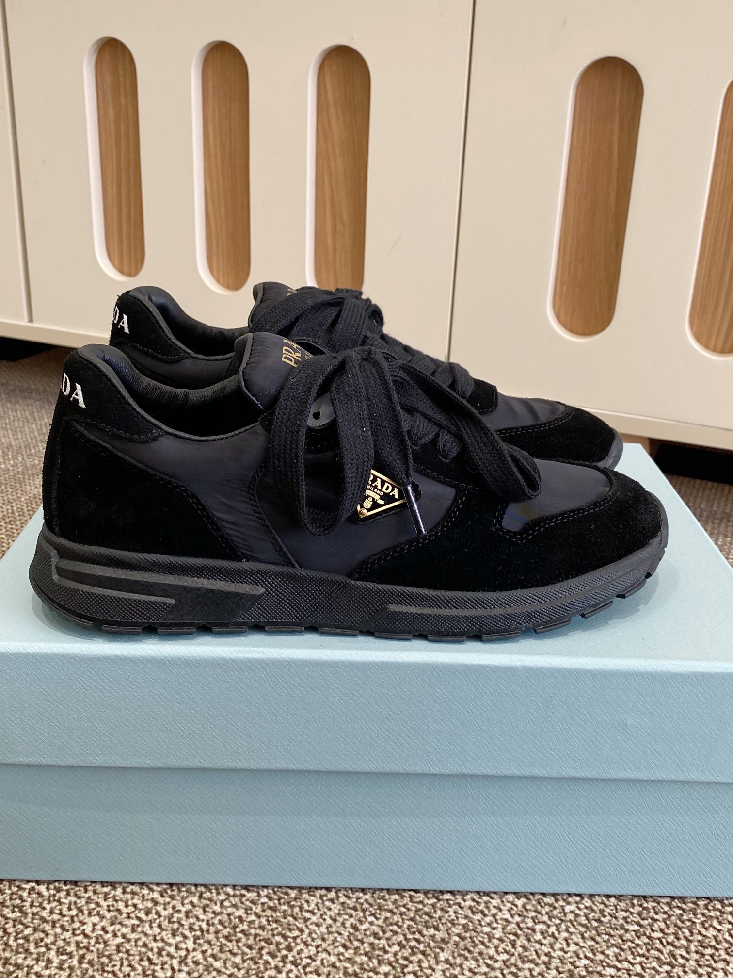 NO:240114,PRADA ·Prada 2025ss new style, triangle standard training shoes, skateboard shoes, casual sneakers, top version original version purchased and developed. This Prada sneakers are fashionable and simple, showing a full fusion of minimalist style and sporty personality. Paired with classic cotton laces and lightweight rubber soles, the enamel triangle metal logo adds a unique charm!  The shoe shape is excellent, the leather is soft and comfortable, the foot is very light, breathable and not stuffy, and the walking comfort is great, it is worth having!  Original imported fabric, soft sheep inside, original open mold lightweight sole, size 35-40, casual shoes/sports shoes, prada, prada, sneakers19860909PRADA·普拉达 2025ss新款 三角标德训鞋滑板鞋休闲运动鞋 顶级版本原版购入开发做货 这款普拉达运动鞋时尚简洁,展现出极简风格和运动个性的充分融合.搭配经典的棉质鞋带和轻便的橡胶鞋底,涂珐琅三角形金属徽标增添别具一格的魅力！鞋子鞋型韵味超赞,皮质柔软舒适度极高,上脚很轻便,透气不闷脚,走路舒适度都很赞,值得拥有！ 面料原版进口头层牛京 内里柔软绵羊里 鞋底原版开模轻型大底 码数35-40,休闲鞋/运动鞋,prada,prada,sneakers,Women's Shoes