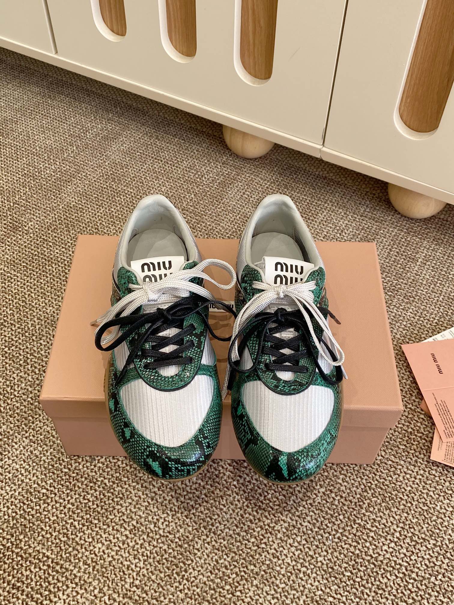 NO:260435,Snakeskin Miu Mi* New Spring and Summer Products Purchase Level I am the details control Fabric-to-version zp thin and clear different from the market-to-version thick fabric Leather-to-version zp lightly rubs old, casual, retro and fashionable, versatile and comfortable New popular products are coming~ Snakeskin upper   mesh cloth Imported mesh cloth   sheepskin footbed sheepskin Outsole Original open molded sole Size 35-41, casual shoes/sports shoes, miumiu, sneakers, sheepskin, snakeskin19860909蛇皮 Miu Mi* 春夏新品 代购级别 我是细节控 面料对版zp单薄清透区别于市场不对版厚面料 皮料对版zp轻微擦旧 随性而为 复古时髦 百搭舒适 新爆款来袭～ 鞋面蛇皮 网布 内里进口网布 羊皮 垫脚羊皮 大底原版开模大底 码数35-41,休闲鞋/运动鞋,miumiu,sneakers,sheepskin,snakeskin,Women's Shoes