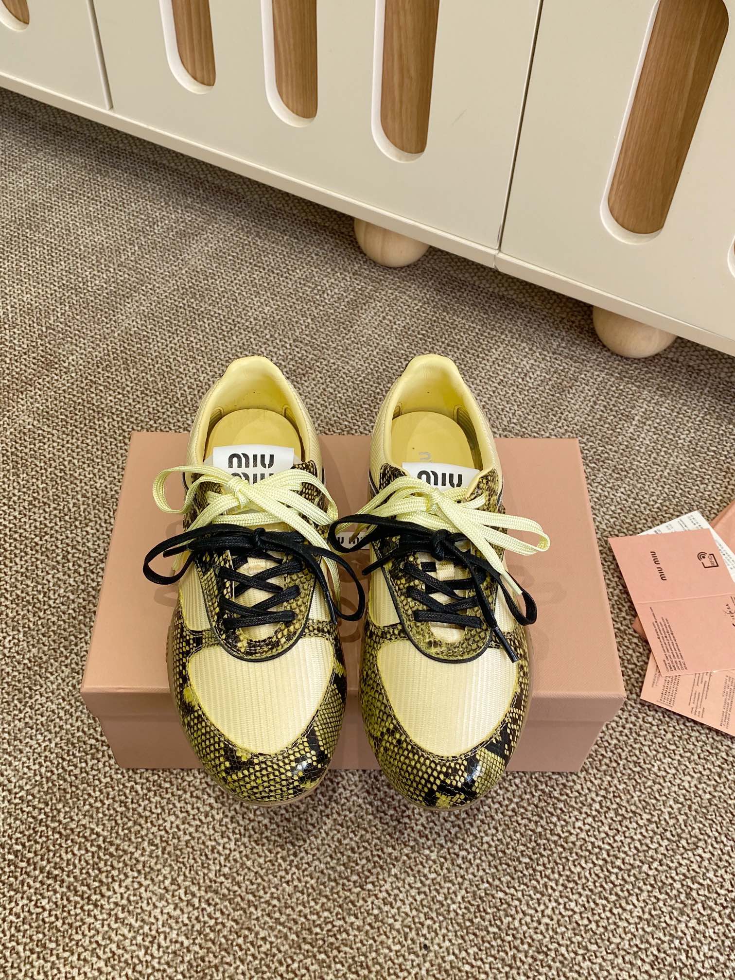 NO:260437,Snakeskin Miu Mi* New Spring and Summer Products Purchase Level I am the details control Fabric-to-version zp thin and clear different from the market-to-version thick fabric Leather-to-version zp lightly rubs old, casual, retro and fashionable, versatile and comfortable New popular products are coming~ Snakeskin upper   mesh cloth Imported mesh cloth   sheepskin footbed sheepskin Outsole Original open molded sole Size 35-41, casual shoes/sports shoes, miumiu, sneakers, sheepskin, snakeskin19860909蛇皮 Miu Mi* 春夏新品 代购级别 我是细节控 面料对版zp单薄清透区别于市场不对版厚面料 皮料对版zp轻微擦旧 随性而为 复古时髦 百搭舒适 新爆款来袭～ 鞋面蛇皮 网布 内里进口网布 羊皮 垫脚羊皮 大底原版开模大底 码数35-41,休闲鞋/运动鞋,miumiu,sneakers,sheepskin,snakeskin,Women's Shoes