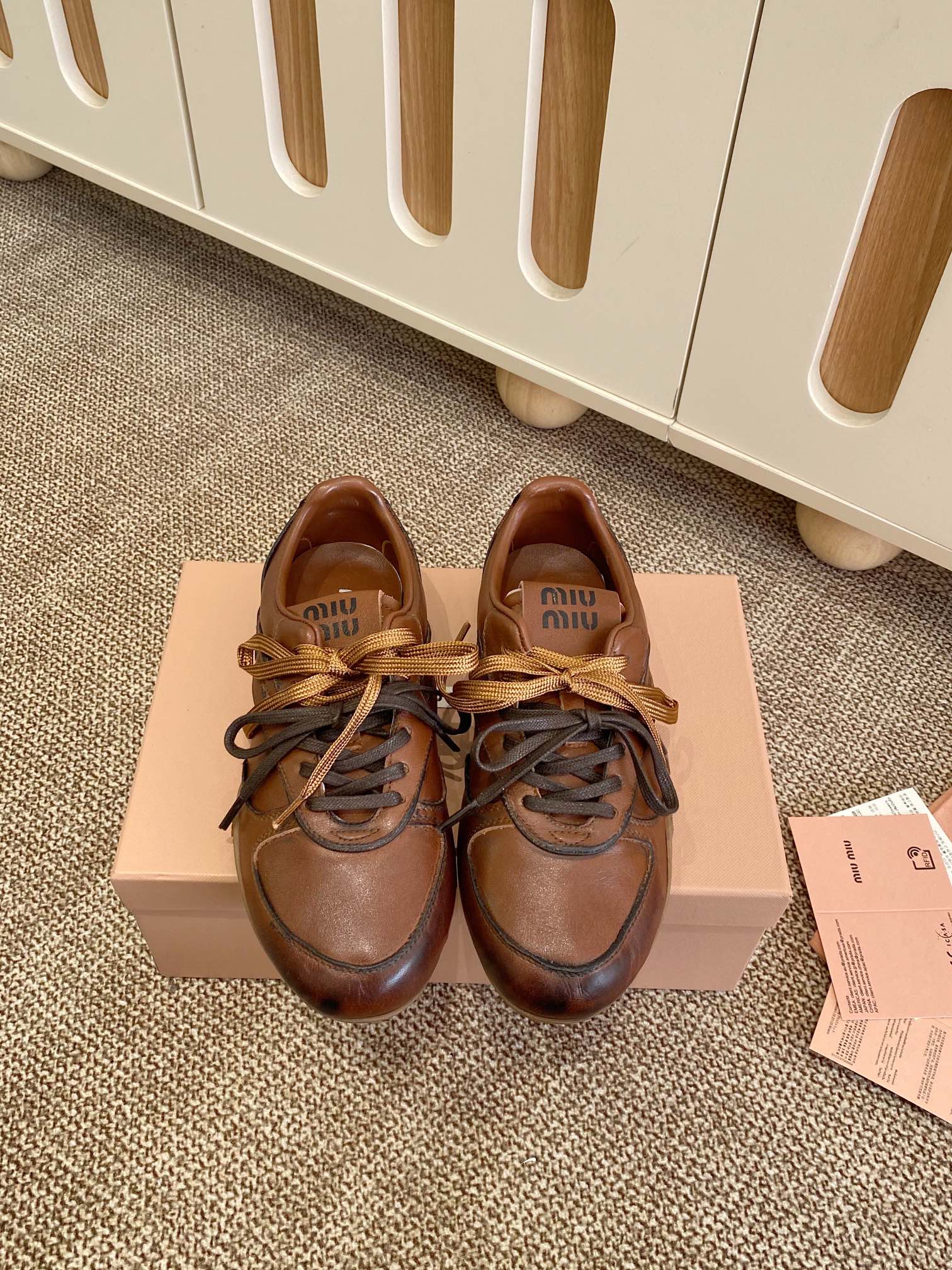 NO:260439,Leather Miu Mi* New Spring and Summer Products Purchase Level I am the details control. The fabric is thin and clear. The thin and clear fabric is different from the market. The leather is slightly rubbed with the old version. The casual and fashionable. Retro and fashionable. Versatile and comfortable. New popular products are coming~ The upper is water-dyeed and color-changing calfskin. Inner sheepskin. The foot-up is the original mold-opening sole. Size 35-41. Casual shoes/sports shoes. Miumiu, sneakers, cowhide, sheepskin.19860909皮面 Miu Mi* 春夏新品 代购级别 我是细节控 面料对版zp单薄清透区别于市场不对版厚面料 皮料对版zp轻微擦旧 随性而为 复古时髦 百搭舒适 新爆款来袭～ 鞋面水染改色小牛皮 内里绵羊皮 垫脚羊皮 大底原版开模大底 码数35-41,休闲鞋/运动鞋,miumiu,sneakers,cowhide,sheepskin,Women's Shoes