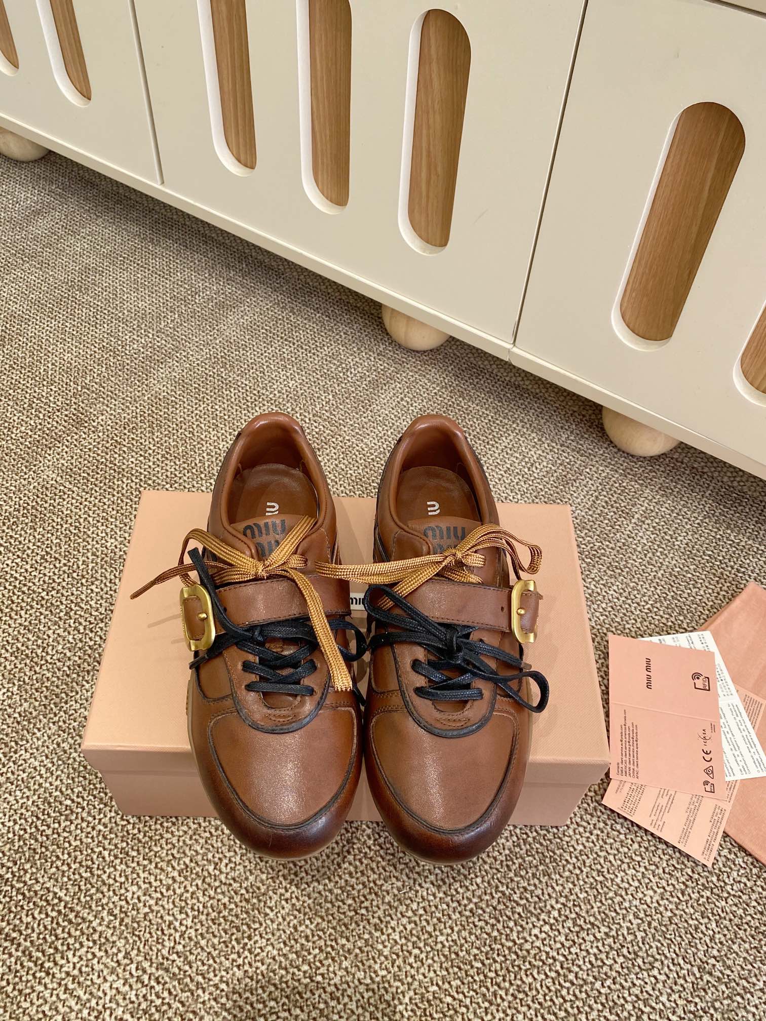 NO:260442,Leather button Miu Mi* New spring and summer products Purchase level I am the details control Fabric-to-version zp thin and clear different from the market-to-market thick fabric Leather-to-version zp lightly rubs old, casual, retro and fashionable, versatile and comfortable New popular products are coming~ Upper water dyed and color-changing calfskin inner sheepskin footbed sheepskin original sole open molded sole Size 35-41, casual shoes/sports shoes, miumiu, sneakers, cowhide, sheepskin19860909皮面扣子 Miu Mi* 春夏新品 代购级别 我是细节控 面料对版zp单薄清透区别于市场不对版厚面料 皮料对版zp轻微擦旧 随性而为 复古时髦 百搭舒适 新爆款来袭～ 鞋面水染改色小牛皮 内里绵羊皮 垫脚羊皮 大底原版开模大底 码数35-41,休闲鞋/运动鞋,miumiu,sneakers,cowhide,sheepskin,Women's Shoes