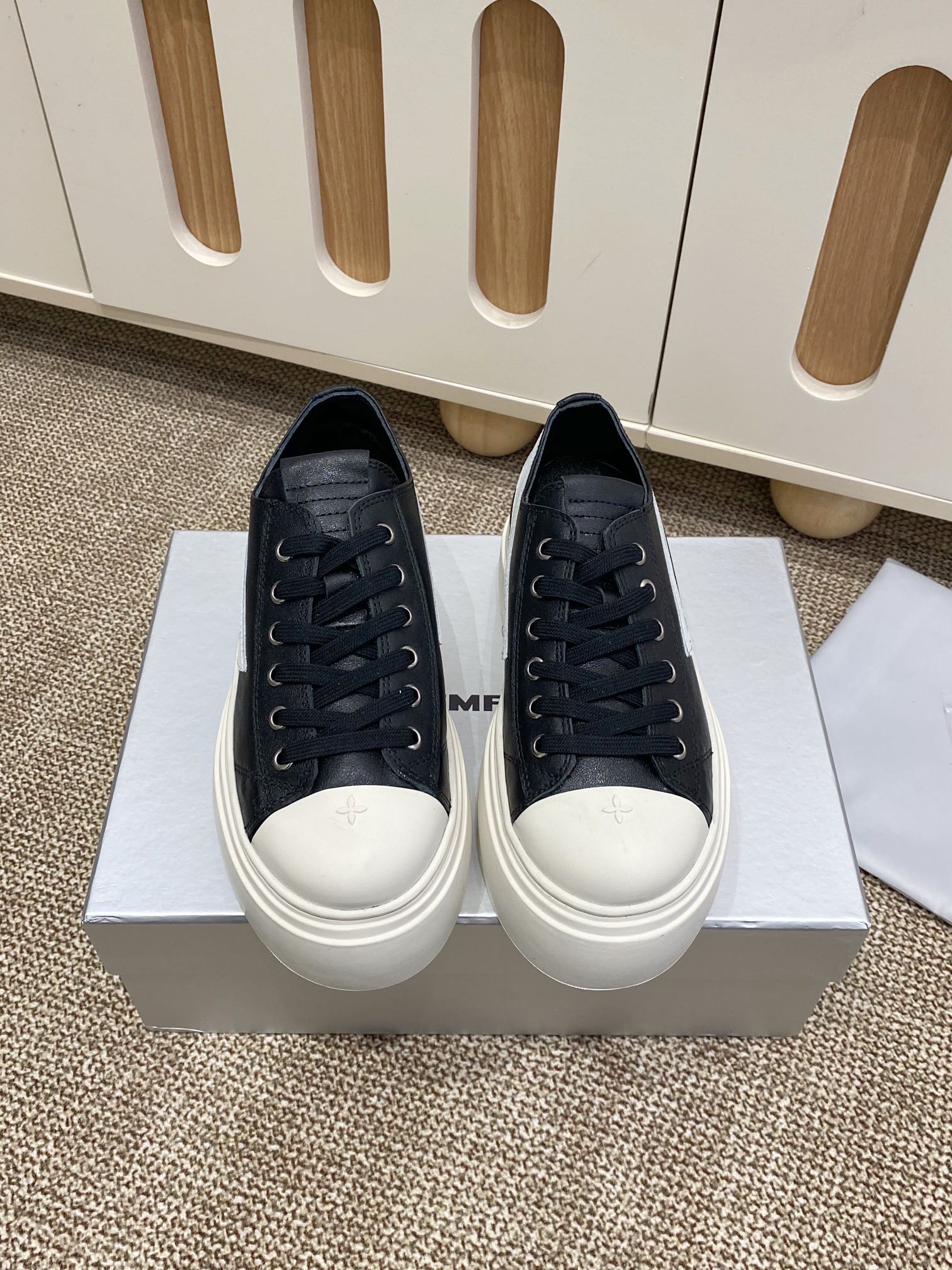 NO:240112,Cloth, leather, SMFK Niche trendy brand 25ss Spring and summer new style Crossflower, big toe thick sole, Derby shoes, retro and old style~ A versatile minimalist style national trend, the new work inherits the popular elements of many brands, and is bound to be very popular - canvas casual shoes Super cool, dark and versatile. Made of high-density breathable canvas, equipped with moderately comfortable thick sole, details also ensure that they are safe and easy to move. Original imported custom canvas fabric/vegetable tanned cowhide leather, inner footbed imported sheepskin, sole thickness 5CM, original sole open molded crossflow molded rubber outsole Size: 35-40, casual shoes/sports shoes, sneakers, cowhide, sheepskin19860909布面、皮面、 SMFK 小众潮牌 25ss春夏新款 十字花 大头厚底 德比鞋 复古做旧风～ 百搭的极简风国潮,新作继承了诸多品牌制胜的流行元素,势必大热—帆布休闲鞋 超级酷 黑暗百搭 采用高密度透气帆布而成,配有高度适中的舒适厚底,细节还确保穿着稳妥不易移位 面料原版进口定制帆布面料/植鞣牛皮 内里垫脚进口羊皮 底厚5CM 鞋底原版开模十字花成型橡胶大底 码数:35-40,休闲鞋/运动鞋,sneakers,cowhide,sheepskin,Women's Shoes