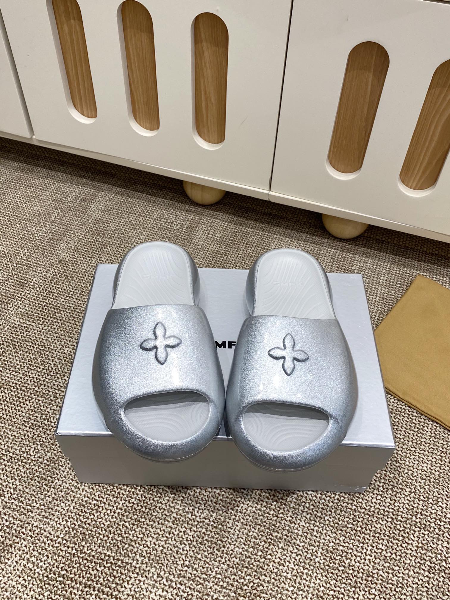 NO:265905,Silver and black Smfk niche fashion brand hits with no sense of relief and thick-soled slippers. It's really hard to see and like it the more you look at it!  The gospel of short babies directly extends the body proportions!  !  The shoe body is soft and comfortable, the sole is wear-resistant and non-slip - and every color is very versatile. It is really suitable for this spring and summer. The upper is original EVA integrated molding. Original rubber outsole. Heel height 5.0cm. Size 35-39. Slippers. Slippers.19860909银色黑色 Smfk 小众潮牌爆款没计感浮雕一字厚底拖鞋 爆真的是很耐看越看越喜欢！矮个子宝宝的福音直接拉长身材比例！！鞋身柔软舒适,鞋底耐磨防滑-而且每个颜色都非常百搭.真的太适合这个春夏  鞋面原版EVA一体成型 原版橡胶大底 跟高5.0cm 码数35-39,拖鞋,slippers,Women's Shoes