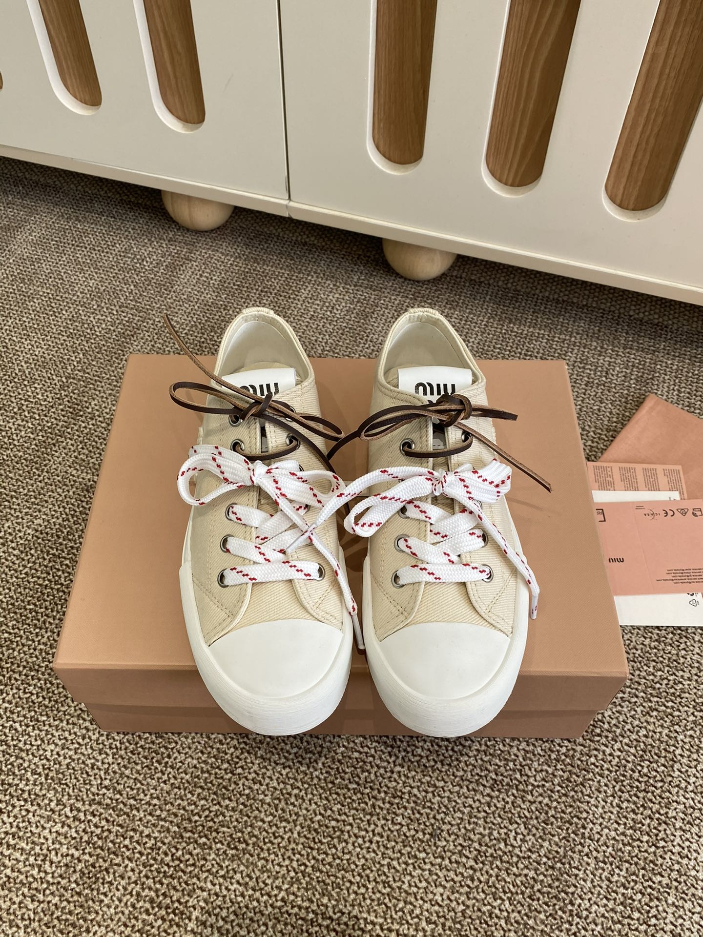 NO:265942,Mi*uMi*Mi 25ss latest American retro style, pair of shoelaces, canvas skateboard shoes, a simple and high-end one that you have to buy. It is very comfortable to match with your feet. It is a must-have for the year!  The latest spring and summer catwalk cloth shoes are popular with domestic and foreign bloggers. Xiaohongshu grass planting series. Retro and fashionable and beautiful footwear. Simple sports shoe design. Recognizable shoes. Create a Buddhist sweet casual style. It has a very casual aura with original customized canvas materials. Logo electric embroidery craft material. Original mold opening sole. Size#35-40. Casual shoes/sports shoes, sneakers19860909Mi*uMi*缪 25ss 最新款美式复古风 双鞋带 帆布滑板鞋 不得不入的一款简约高级 随意搭配上脚非常舒适 年度必入！春夏最新走秀款布鞋国内外博主刷爆的一款 小红书种草系列 复古又时髦上脚美炸了简约的运动板鞋设计 极具辨识度的鞋舌 打造佛系甜美的休闲风上脚气场十足随意搭配原版定制帆布材料 logo电绣工艺材质原版开模大底 Size#35-40,休闲鞋/运动鞋,sneakers,Women's Shoes