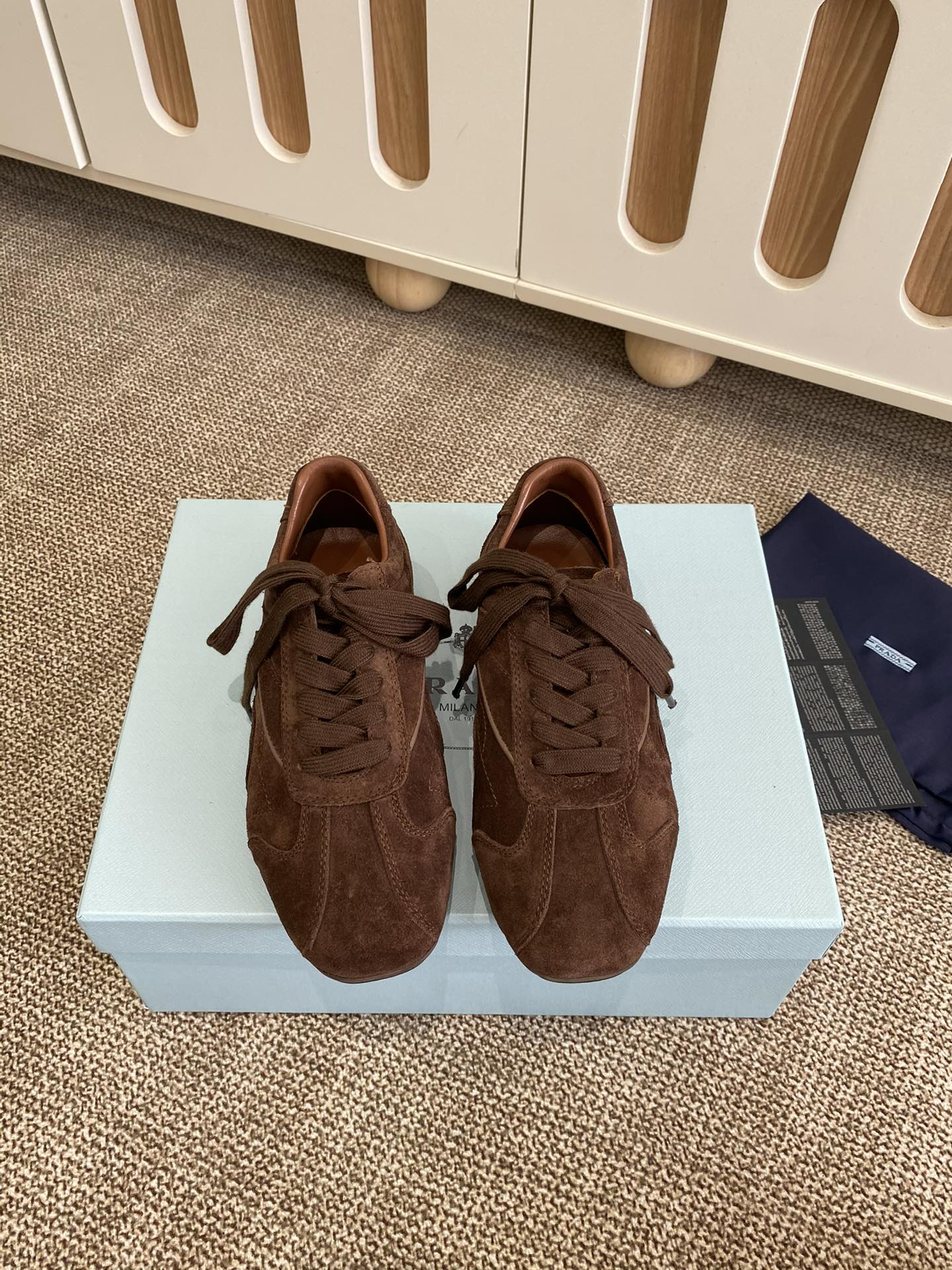 NO:422577,Pra*a Prada 25ss Spring and Summer New Deshuo Shoes Casual Shoes are precision-made, with even stitching and unobstructed leather texture, multi-color splicing, fashionable and generous, soft, comfortable and breathable, with PRA*A letter logo on the outside, matched with fabric inner, silver-silver logo cowhide feet pads, paired with P's exclusive rubber sole, fine details and fine work, and a versatile product for travel!  The upper is made of original imported cowhide/mercury beef reverse velvet inner foot pad sheepskin original customized rubber outsole Size35-40: cowhide surface, mercury beef reverse velvet P, casual shoes/sports shoes, prada, prada, sneakers, cowhide, sheepskin19860909Pra*a 普拉达 25ss春夏新款 德训鞋 休闲鞋 精工制造,缝线均匀,皮质质感一览无余,多色拼接,时尚大方,柔软舒适透气,外侧饰有PRA*A字母徽标 搭配织物内里,烫银logo牛皮脚垫,搭配P家专属橡胶大底,细节精工细作,出行百搭佳品！ 鞋面采用原版进口牛皮/丝光牛反绒 内里 垫脚羊皮 鞋底原版定制橡胶大底 Size35-40 : 牛皮面、丝光牛反绒P,休闲鞋/运动鞋,prada,prada,sneakers,cowhide,sheepskin,Women's Shoes