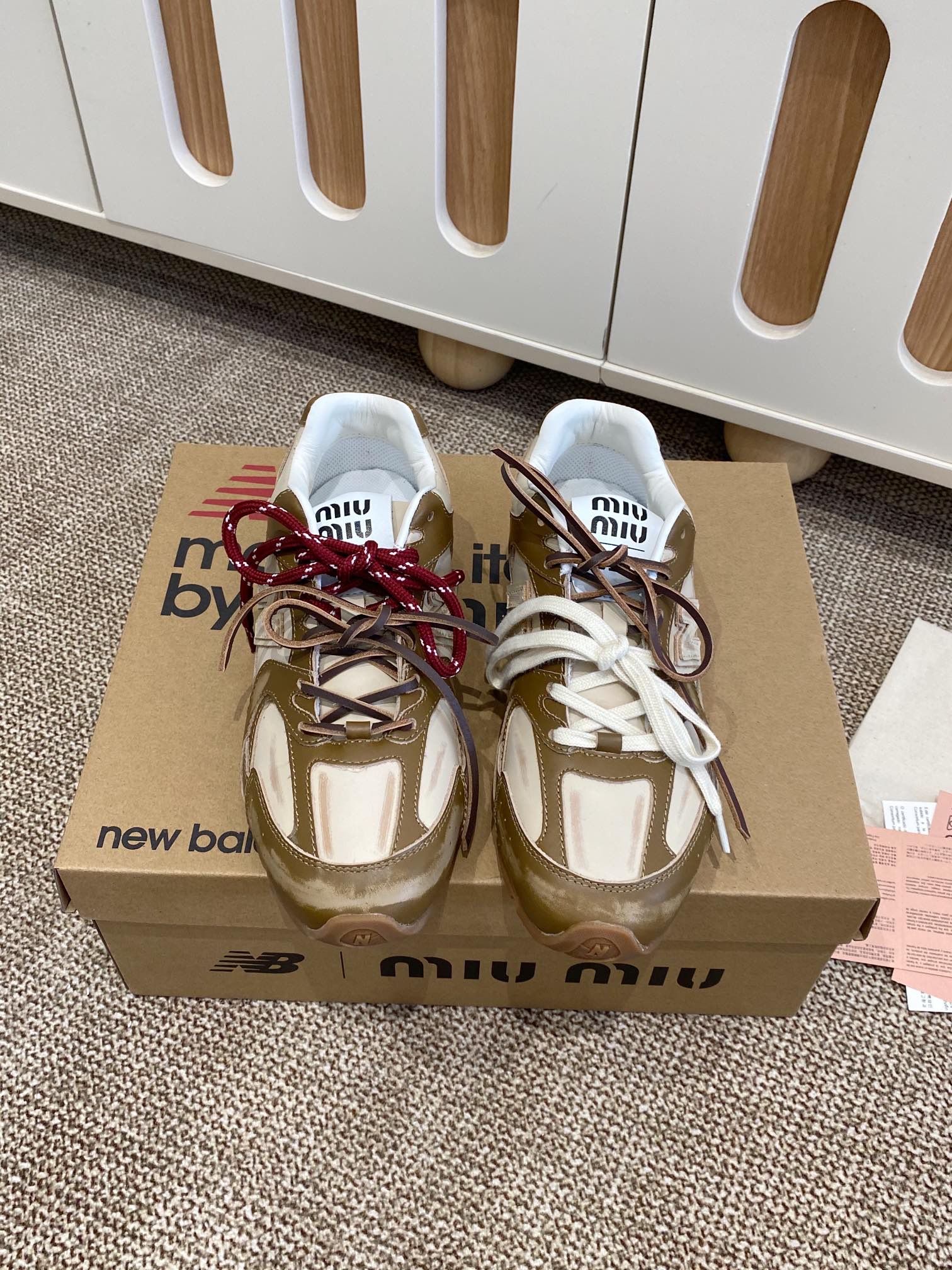 NO:408601,Miumi*u X New Balanc*e Joint Showcase Super Invincible Popular [Perfect] No matter how you wear it, please don’t miss this pair of 530 series sneakers. It’s very easy to match!  Fabric polished cowhide, heel inner environmentally friendly cotton sheepskin plus mesh cloth, original TPU non-slip sole, shoelace specific two-color shoelace plus genuine leather tailoring shoelaces complex workmanship Size35-40, casual shoes/sports shoes, miumiu, sneakers, cowhide, sheepskin19860909擦色牛皮 Miumi*u X New Balanc*e 联名走秀款 超级无敌大热门[得意]无论你如何穿搭请都不要放过这一双530系列的运动鞋 非常好搭配！ 面料擦色牛皮 后跟内里环保棉羊皮加网布 大底原版TPU防滑大底 鞋带特定双色鞋带加真皮裁条鞋带做工复杂 Size35-40,休闲鞋/运动鞋,miumiu,sneakers,cowhide,sheepskin,Women's Shoes