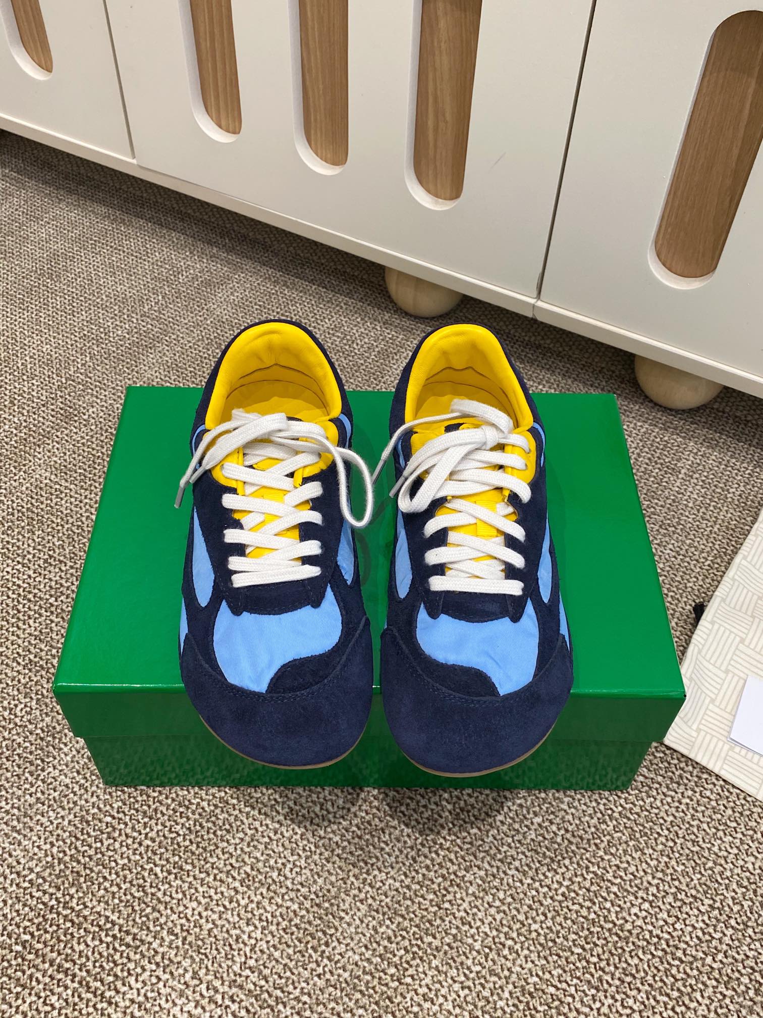 NO:408604,bv (4 colors for women) BV Orbit Flash Retro casual shoes Forrest Gump shoes German training sneakers Sneaker technology nylon and suede, inspired by retro sneakers, a brand new interpretation of classic sneakers, a light, comfortable and breathable summer essential item. The sole adopts classic woven texture, super recognizable, nylon suede splicing, full texture!   Size# Women's 35-40, Casual Shoes/Sports Shoes, Bottega Veneta, Sneakers, Chamois Leather19860909bv（4色女款） BV Orbit Flash 复古休闲鞋 阿甘鞋 德训运动鞋 Sneaker科技尼龙和绒面打造,灵感来自复古球鞋,全新演绎经典运动鞋,轻便、舒适、透气的夏季必备单品 鞋底采用经典的编织纹理,超有辨识度,尼龙麂皮拼接,满满的质感呈现！  Size#女35-40,休闲鞋/运动鞋,bottega veneta,sneakers,chamois leather,Women's Shoes