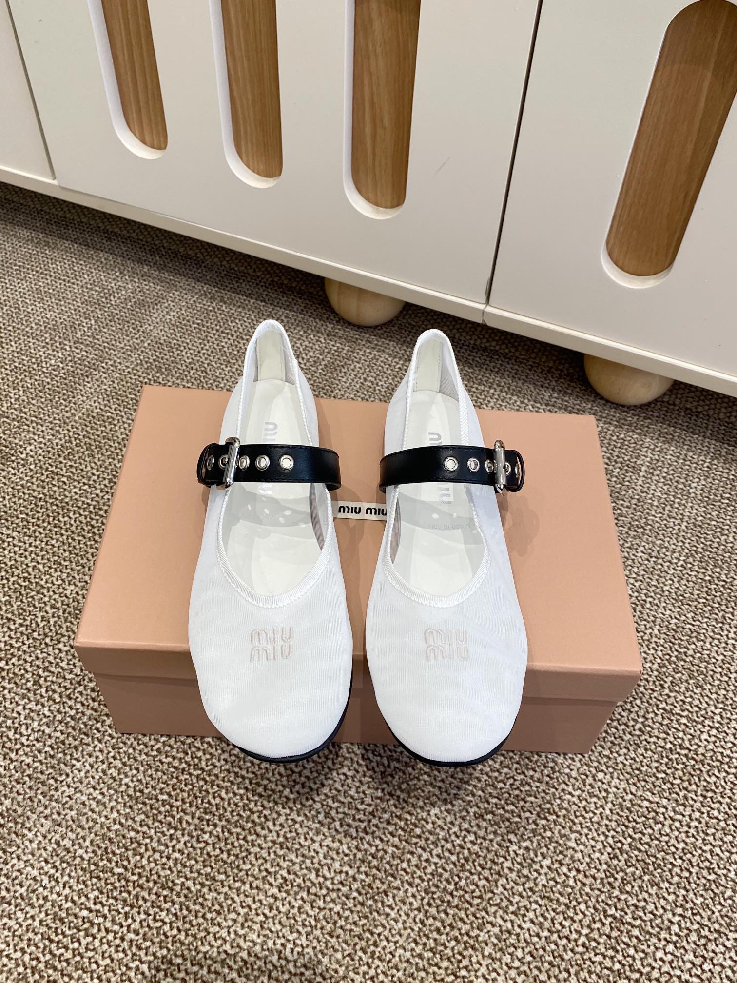 Title: MiuMi Holiday Series Mary Jane Shoes with Net Cover and Sheepskin, Size 35-40 Summary: New MiuMi Holiday series Mary Jane shoes feature net cover, sheepskin - 图片 1